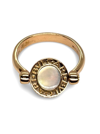 Découvrez l’élégance unique de la bague Bulgari réversible en or rose, combinant l’intensité de l’onyx et la douceur de la nacre. Son design double face offre deux styles en un, alliant raffinement et modernité. Ce bijou de luxe signé Bulgari incarne le savoir-faire joaillier italien et sublime toutes vos tenues avec élégance et originalité.