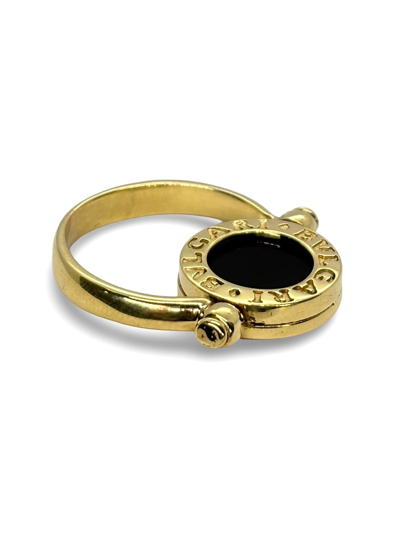 Raffinée et originale, cette bague réversible signée Bulgari est façonnée en or jaune 18 carats. Elle révèle deux facettes précieuses : une face en nacre lumineuse et une autre en onyx profond, offrant deux styles en un seul bijou. Symbole du design italien audacieux, cette création incarne l’élégance contemporaine et la versatilité, parfaite pour sublimer toutes vos tenues avec une touche de caractère.