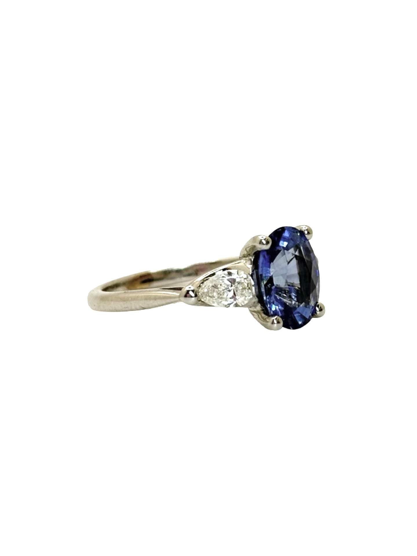 Bague en or blanc 18K sublimée par un magnifique saphir de Ceylan de 2,1 carats, entouré de diamants totalisant 0,38 carat. Cette bague d'exception allie l'éclat intemporel de l'or blanc à la profondeur du saphir naturel et à la brillance des diamants. Idéale comme bague de fiançailles, cadeau précieux ou bijou de luxe, elle séduit par son élégance raffinée et son style intemporel.