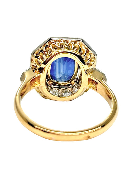 Bague en or jaune 18K sertie d’un saphir de 2,50 ct et de diamants naturels totalisant environ 0,70 ct. Cette bague de joaillerie associe la chaleur de l’or jaune 18 carats à l’intensité du saphir et à l’éclat des diamants. Son design raffiné met en valeur les pierres précieuses et offre une allure élégante et sophistiquée. Une bague saphir et diamant intemporelle, idéale pour sublimer une tenue au quotidien ou lors d’une occasion spéciale.