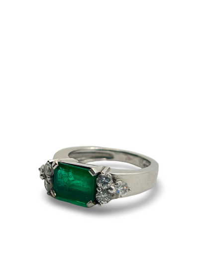 Sublimez votre style avec cette magnifique bague sertie d'une émeraude de 2,40 carats, sublimée par 0,60 carat de diamants étincelants. Un bijou d’exception, livré dans un écrin raffiné, idéal pour une occasion spéciale ou pour offrir un cadeau inoubliable.