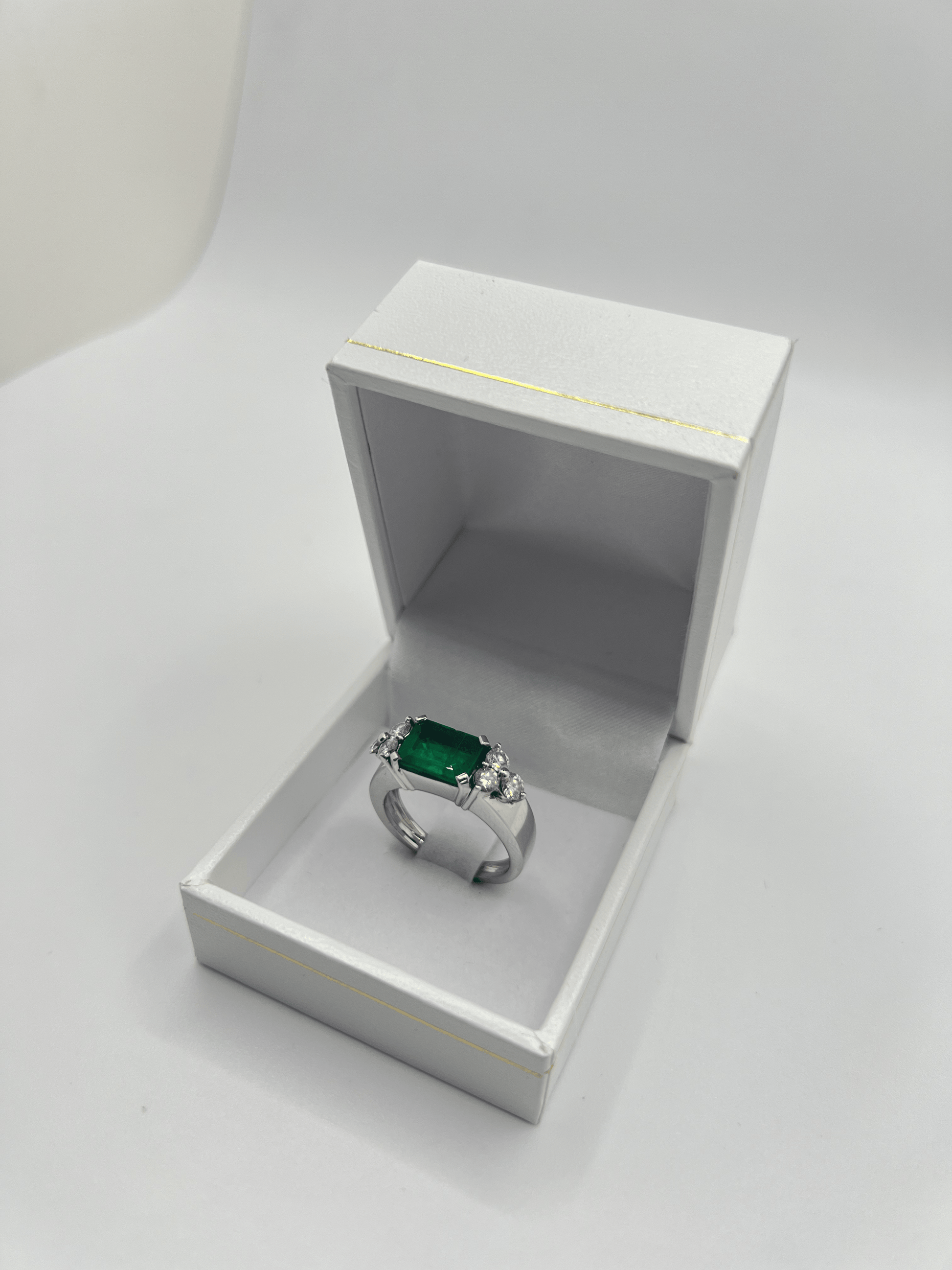 Sublimez votre style avec cette magnifique bague sertie d'une émeraude de 2,40 carats, sublimée par 0,60 carat de diamants étincelants. Un bijou d’exception, livré dans un écrin raffiné, idéal pour une occasion spéciale ou pour offrir un cadeau inoubliable.