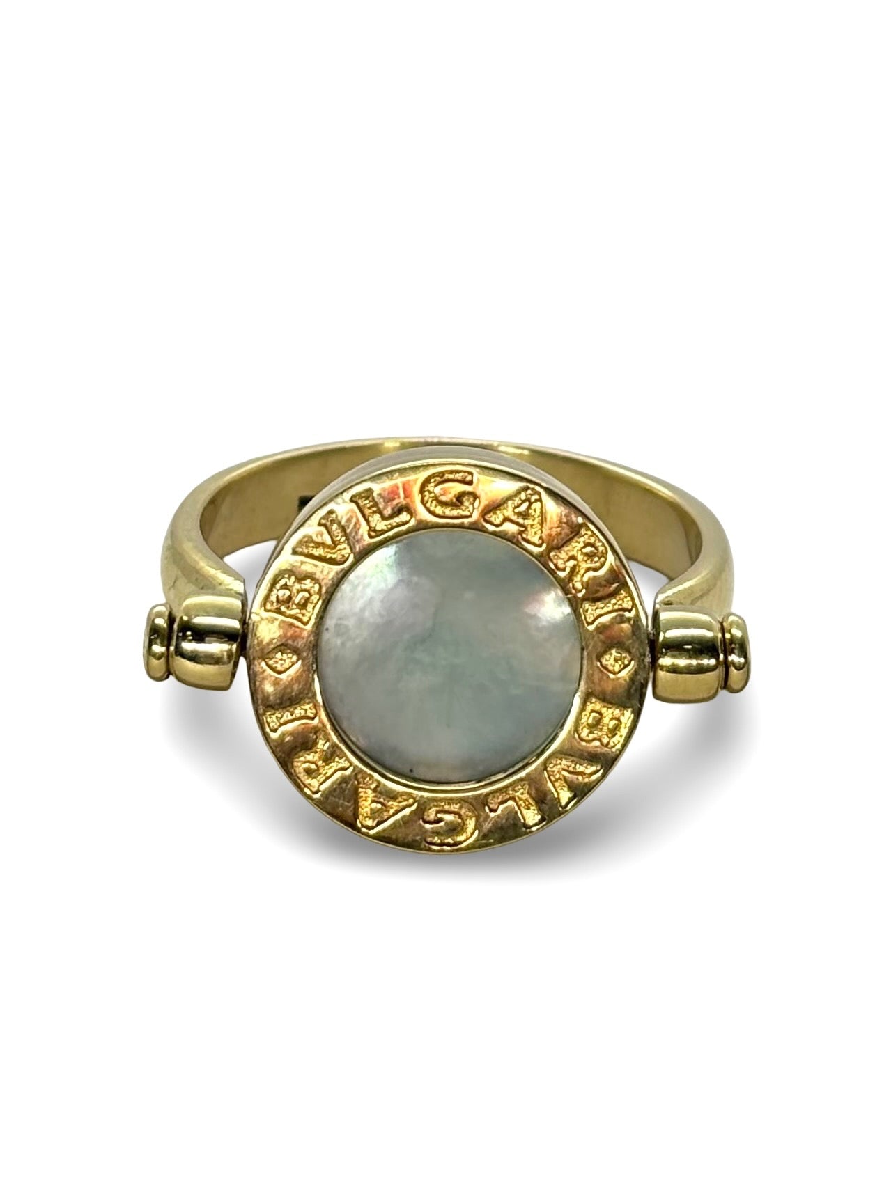 Raffinée et originale, cette bague réversible signée Bulgari est façonnée en or jaune 18 carats. Elle révèle deux facettes précieuses : une face en nacre lumineuse et une autre en onyx profond, offrant deux styles en un seul bijou. Symbole du design italien audacieux, cette création incarne l’élégance contemporaine et la versatilité, parfaite pour sublimer toutes vos tenues avec une touche de caractère.