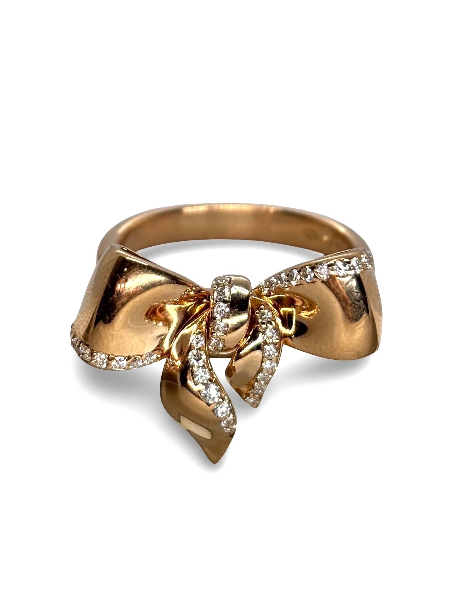 Élégante bague signée Damiani, réalisée en or rose 18 carats et sublimée par 0,35 carat de diamants étincelants. Ce bijou raffiné incarne le savoir-faire italien de la maison Damiani, alliant design contemporain et tradition joaillière. Parfaite pour une occasion spéciale ou pour sublimer le quotidien, cette bague en or rose séduit par son éclat délicat et sa touche de féminité intemporelle.