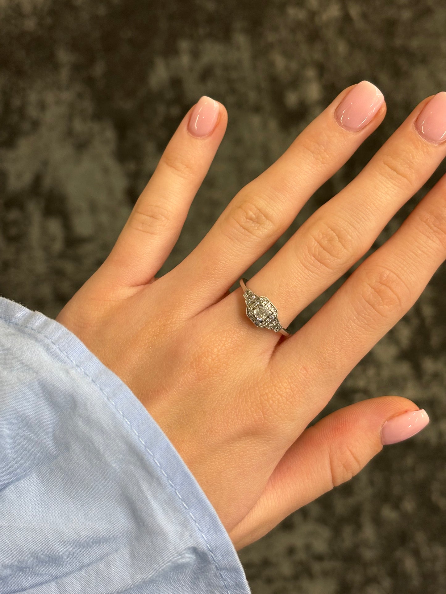 Solitaire en or blanc raffiné, orné d’un diamant central de 0,40 carat d’une brillance exceptionnelle. Alliance parfaite entre élégance intemporelle et éclat discret, ce bijou symbolise la pureté et l’amour éternel. Une création précieuse idéale pour une demande en mariage ou un cadeau d’exception.