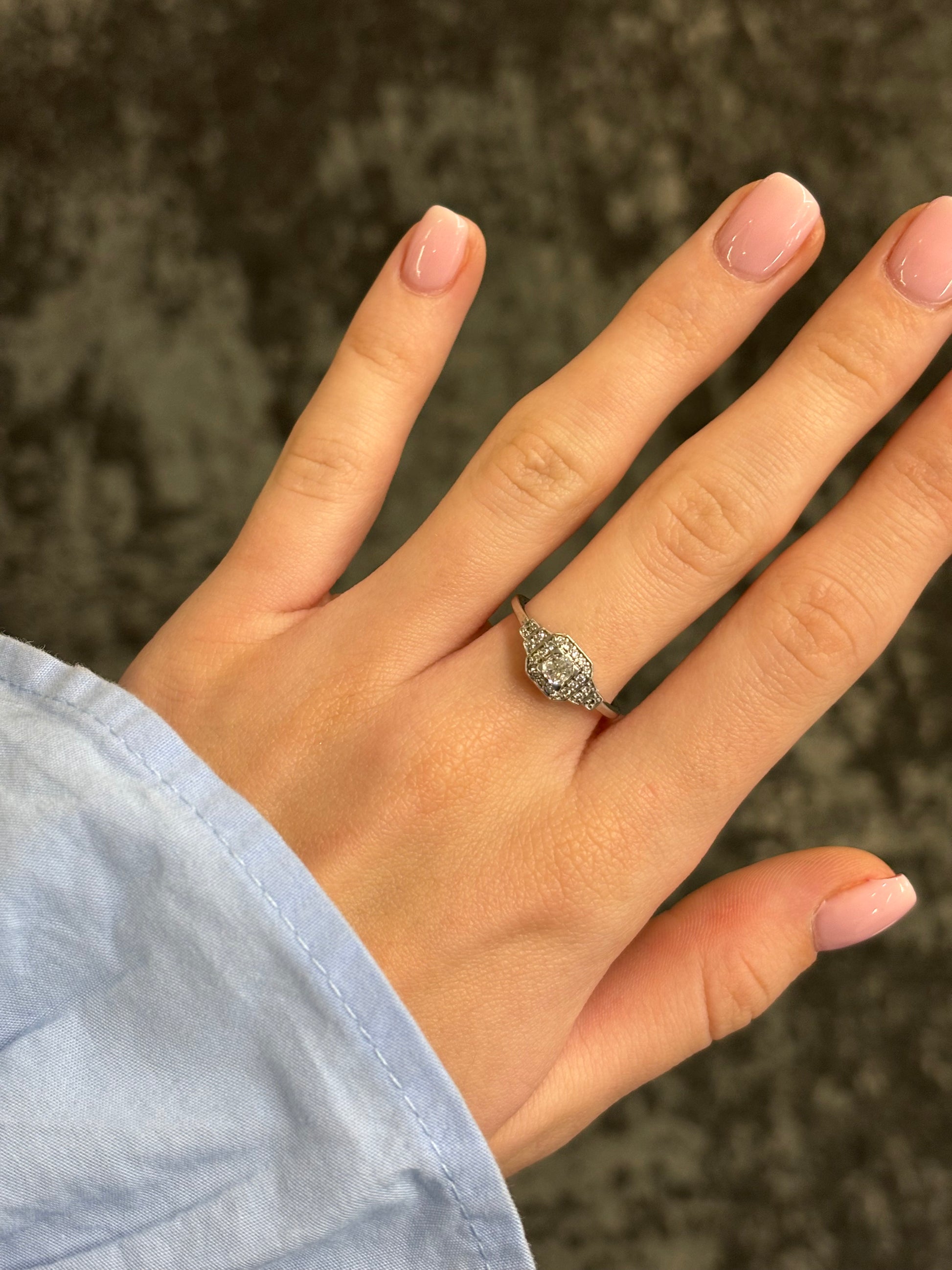 Solitaire en or blanc raffiné, orné d’un diamant central de 0,40 carat d’une brillance exceptionnelle. Alliance parfaite entre élégance intemporelle et éclat discret, ce bijou symbolise la pureté et l’amour éternel. Une création précieuse idéale pour une demande en mariage ou un cadeau d’exception.