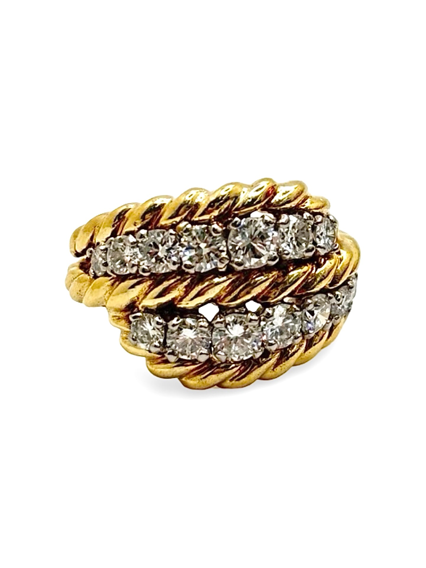 Bague signée Van Cleef & Arpels en or jaune 18K sertie de diamants totalisant environ 1 carat. Cette création joaillière élégante associe l’éclat chaleureux de l’or jaune à la brillance intemporelle des diamants. Bijou de luxe raffiné, idéal pour une occasion spéciale, une collection de haute joaillerie ou un cadeau précieux. Design intemporel et finitions soignées caractéristiques du savoir-faire de la maison Van Cleef & Arpels.