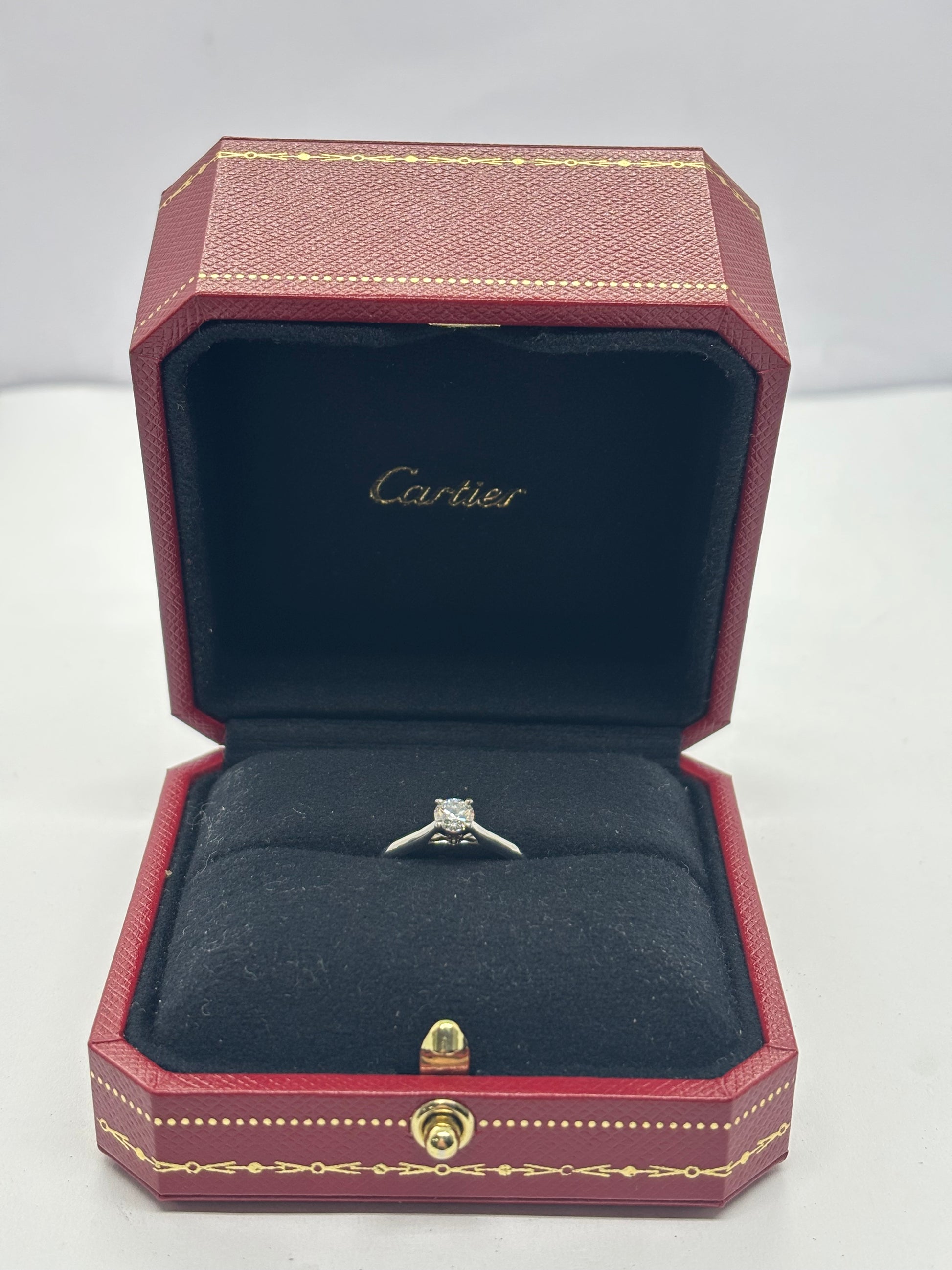 Solitaire Cartier 1895 en platine, alliant élégance historique et raffinement intemporel. Ce bijou d’exception met en valeur un diamant central de prestige dans un design épuré et sophistiqué. Idéal pour les collectionneurs et les amateurs de pièces vintage, ce solitaire symbolise le luxe et l’art joaillier de Cartier.