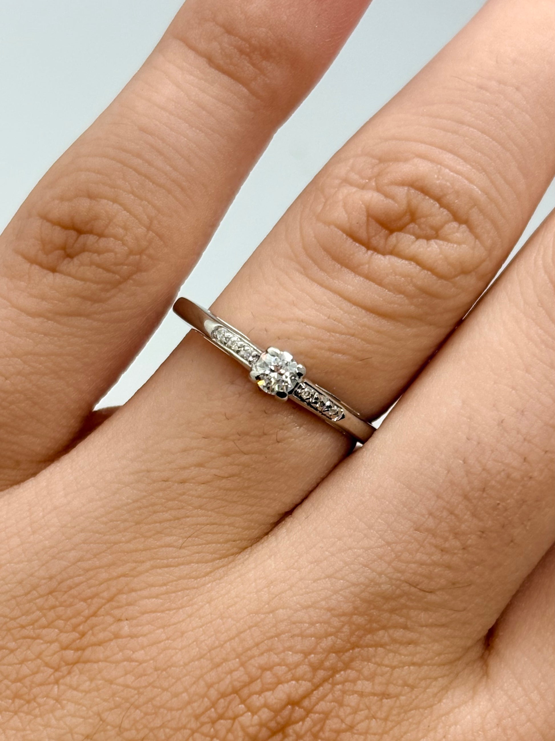 Bague solitaire Mauboussin modèle « Tu es le sel de ma vie » en or blanc 18K (750 millièmes), sublimée par de délicats diamants naturels d’un poids total de 0,13 carat. Ce bijou raffiné de la maison Mauboussin séduit par son design élégant et symbolique, idéal pour exprimer un amour précieux. Cette bague en or blanc et diamants apporte une touche de lumière à chaque main. Un solitaire de luxe intemporel, parfait pour un cadeau romantique ou une occasion spéciale.