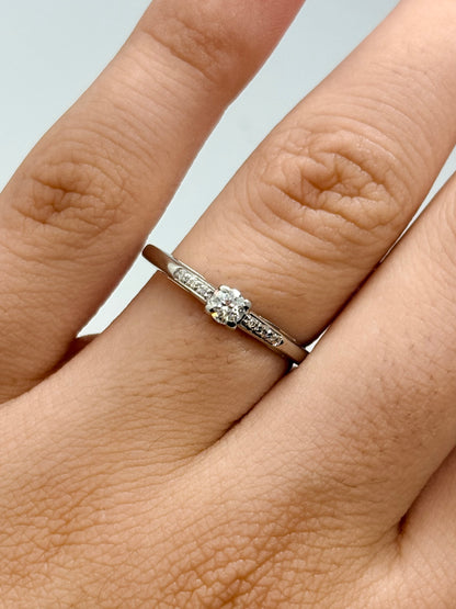 Bague solitaire Mauboussin modèle « Tu es le sel de ma vie » en or blanc 18K (750 millièmes), sublimée par de délicats diamants naturels d’un poids total de 0,13 carat. Ce bijou raffiné de la maison Mauboussin séduit par son design élégant et symbolique, idéal pour exprimer un amour précieux. Cette bague en or blanc et diamants apporte une touche de lumière à chaque main. Un solitaire de luxe intemporel, parfait pour un cadeau romantique ou une occasion spéciale.
