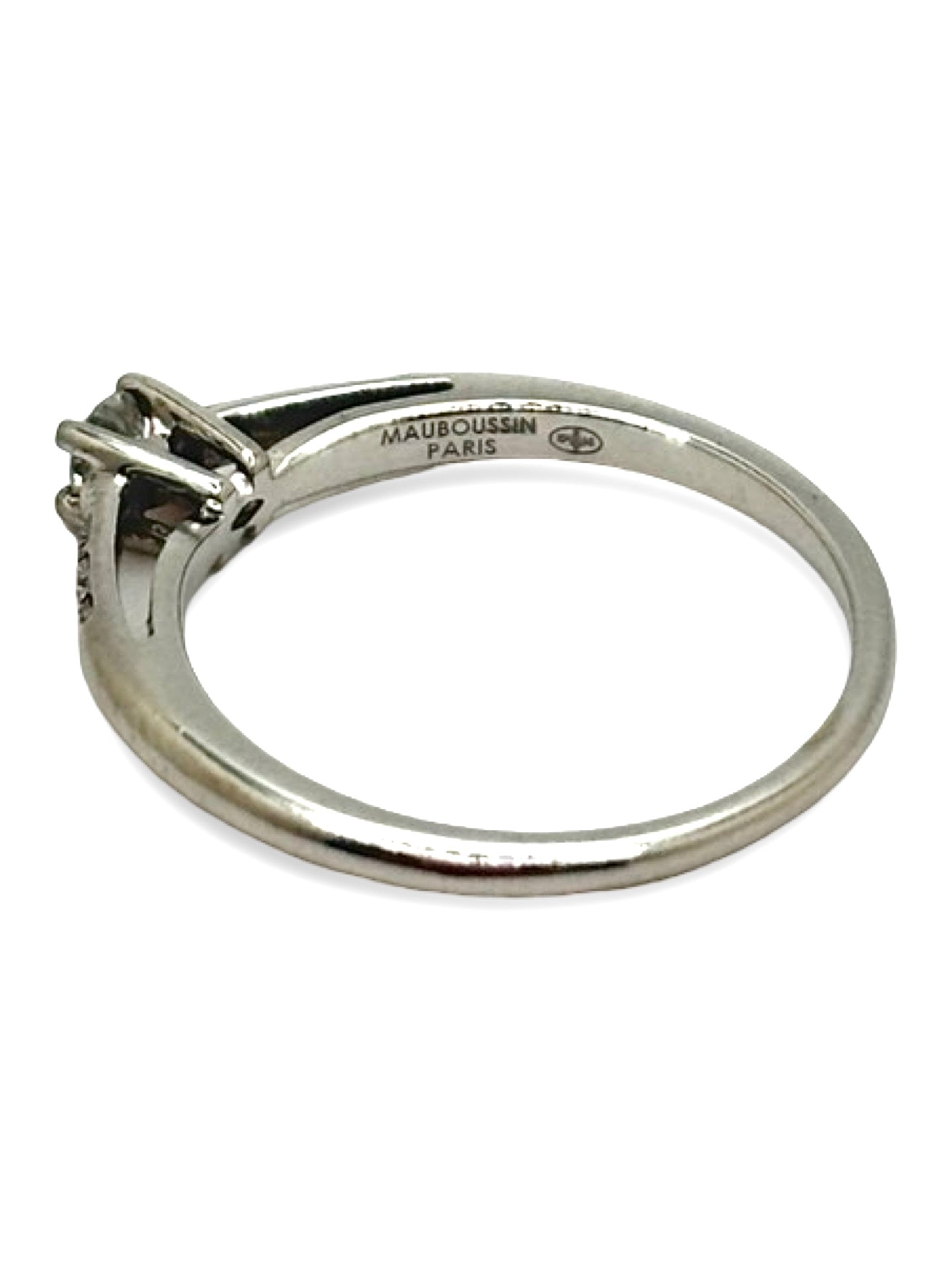Solitaire Mauboussin en or blanc serti d’un diamant de 0,16 carat, au design élégant et épuré. Ce bijou raffiné met en valeur l’éclat du diamant, sublimé par la finesse de l’or blanc. Une bague intemporelle et lumineuse, idéale pour les amateurs de joaillerie précieuse, de pièces uniques et de bijoux sophistiqués au style classique.