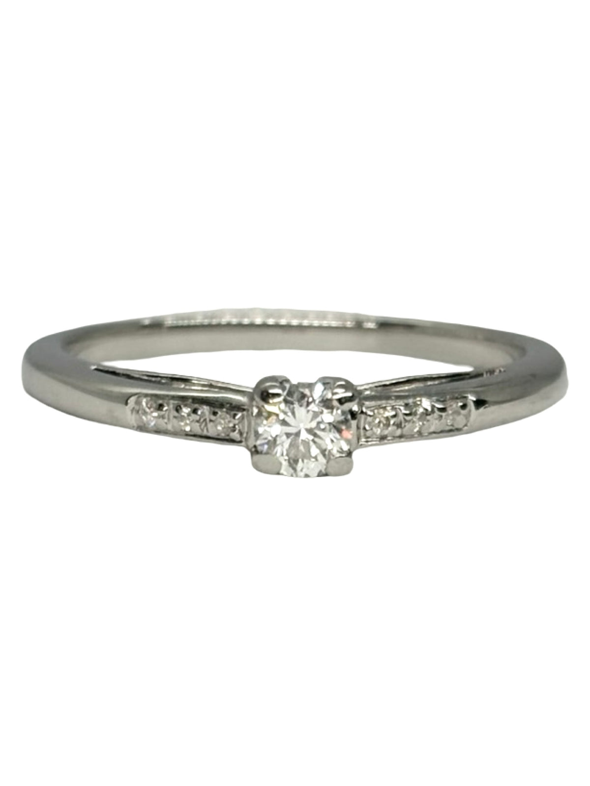 Bague solitaire Mauboussin modèle « Tu es le sel de ma vie » en or blanc 18K (750 millièmes), sublimée par de délicats diamants naturels d’un poids total de 0,13 carat. Ce bijou raffiné de la maison Mauboussin séduit par son design élégant et symbolique, idéal pour exprimer un amour précieux. Cette bague en or blanc et diamants apporte une touche de lumière à chaque main. Un solitaire de luxe intemporel, parfait pour un cadeau romantique ou une occasion spéciale.