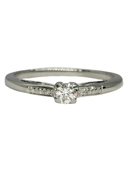 Bague solitaire Mauboussin modèle « Tu es le sel de ma vie » en or blanc 18K (750 millièmes), sublimée par de délicats diamants naturels d’un poids total de 0,13 carat. Ce bijou raffiné de la maison Mauboussin séduit par son design élégant et symbolique, idéal pour exprimer un amour précieux. Cette bague en or blanc et diamants apporte une touche de lumière à chaque main. Un solitaire de luxe intemporel, parfait pour un cadeau romantique ou une occasion spéciale.