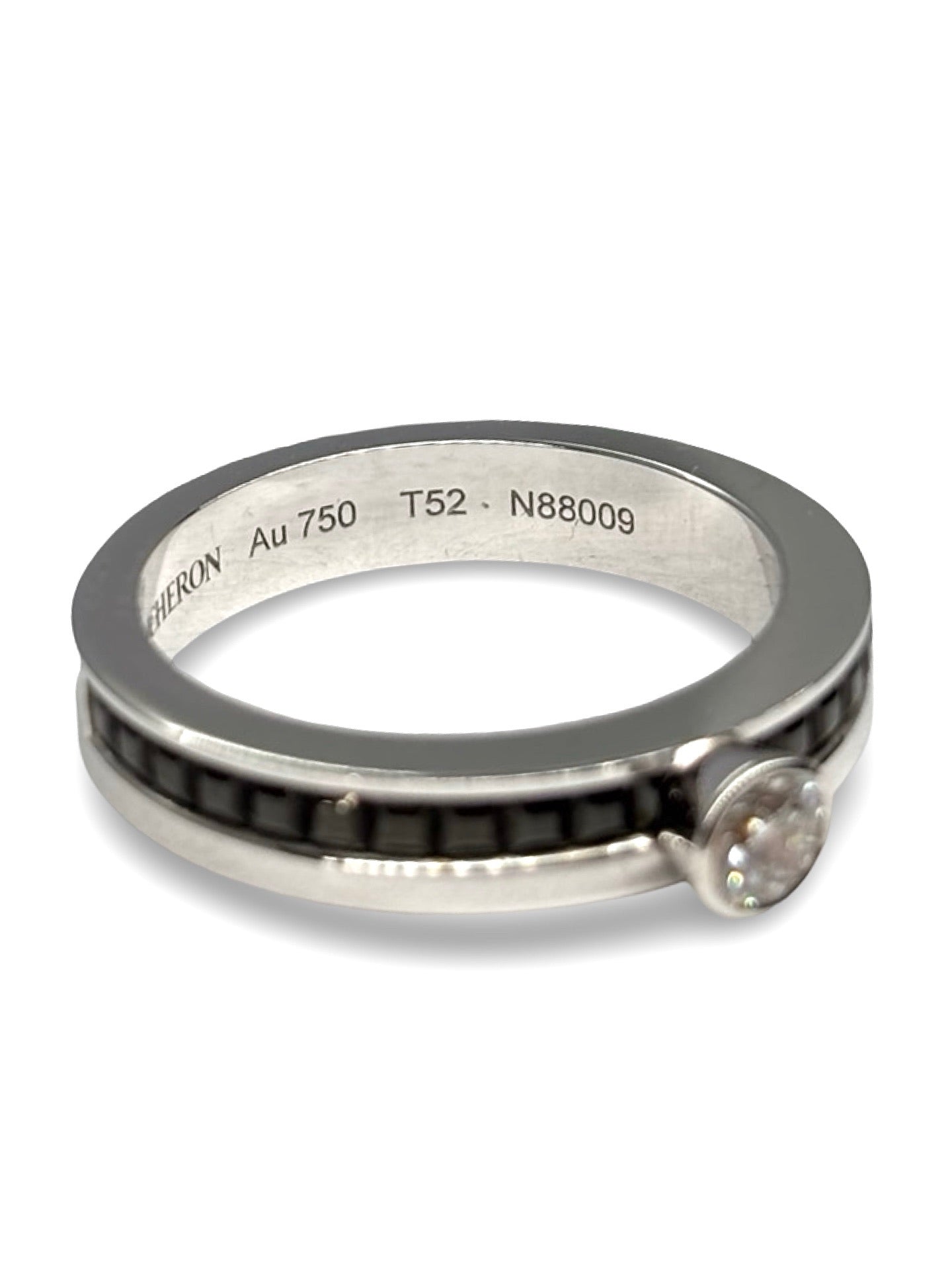 Solitaire Quatre de Boucheron en or blanc 18 carats, serti d’un diamant de 0,25 carat et d’une pierre d’onyx noir. Ce bijou emblématique allie modernité et élégance intemporelle, offrant un contraste saisissant entre l’éclat du diamant et la profondeur intense de l’onyx. Raffiné et unique, ce solitaire sublime le doigt avec sophistication, incarnant le savoir-faire joaillier de Boucheron et un style précieux, contemporain et luxueux.