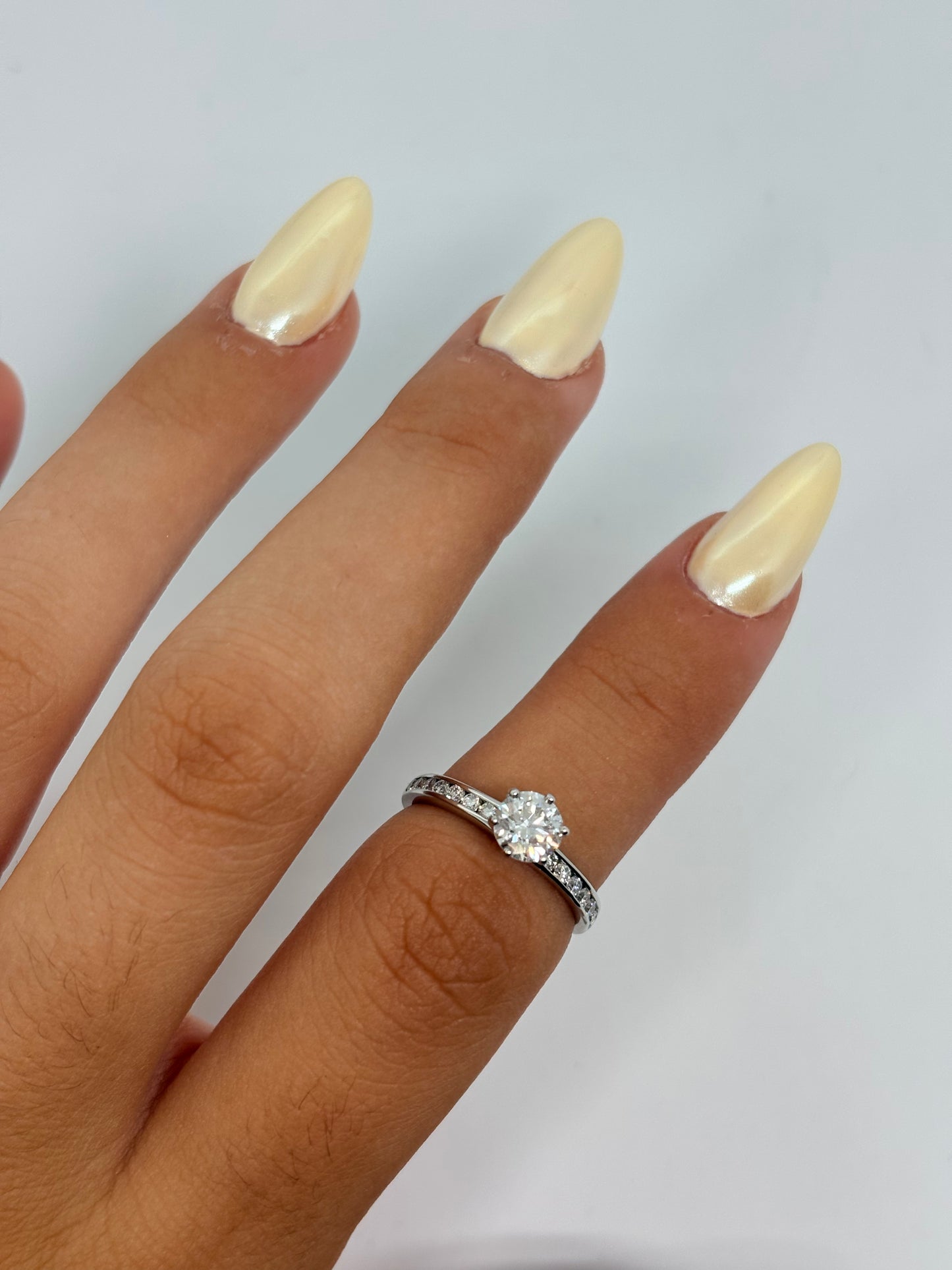 Bague solitaire Tiffany & Co en platine 950 sertie d’un diamant de 0,80 ct. Cette bague de joaillerie élégante séduit par son design intemporel et son diamant lumineux. Une création raffinée de la maison Tiffany & Co, idéale comme bague de fiançailles ou bijou précieux à offrir. Découvrez cette bague solitaire en platine 950, symbole d’élégance et de savoir-faire joaillier.