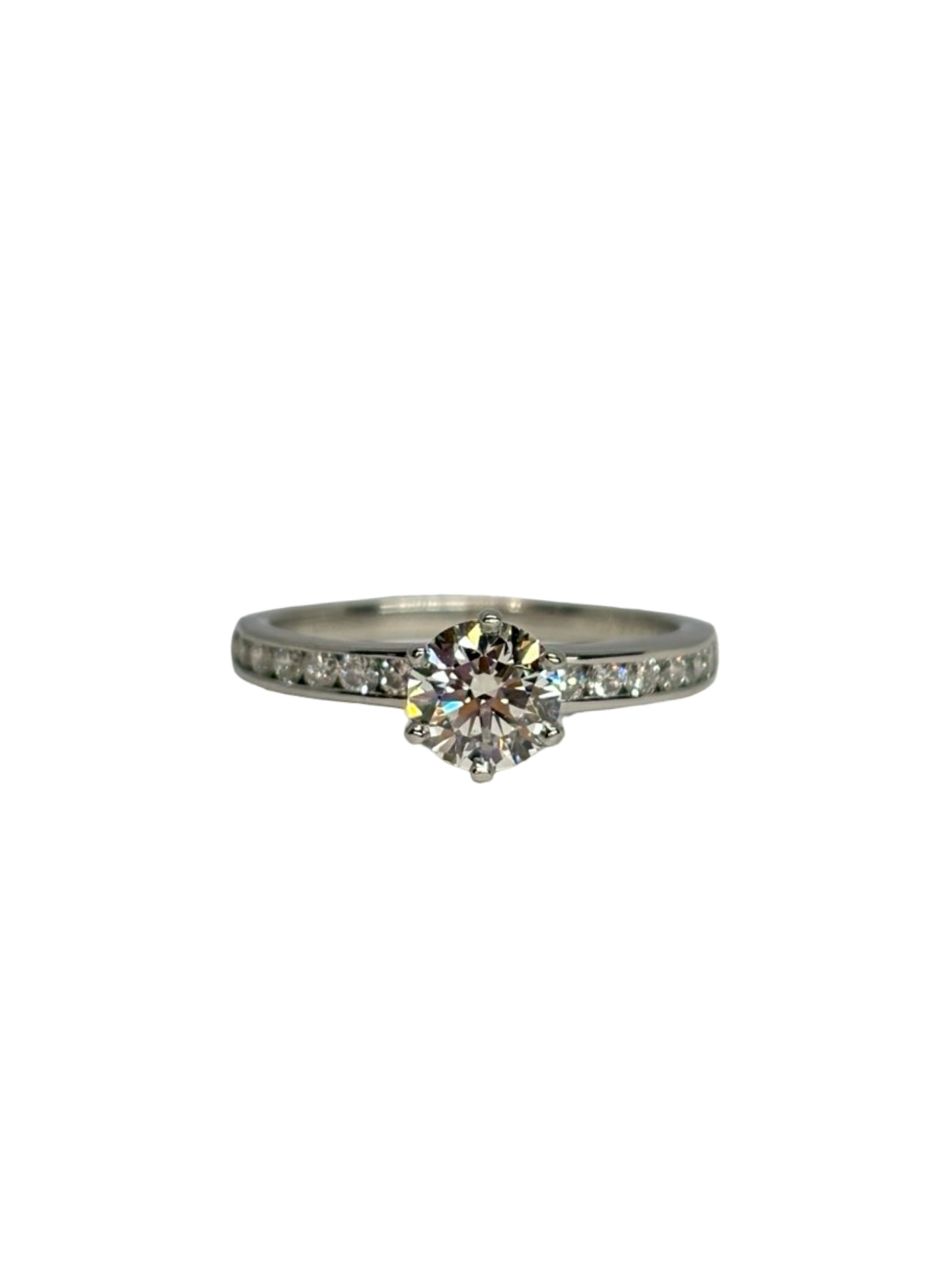 Bague solitaire Tiffany & Co en platine 950 sertie d’un diamant de 0,80 ct. Cette bague de joaillerie élégante séduit par son design intemporel et son diamant lumineux. Une création raffinée de la maison Tiffany & Co, idéale comme bague de fiançailles ou bijou précieux à offrir. Découvrez cette bague solitaire en platine 950, symbole d’élégance et de savoir-faire joaillier.