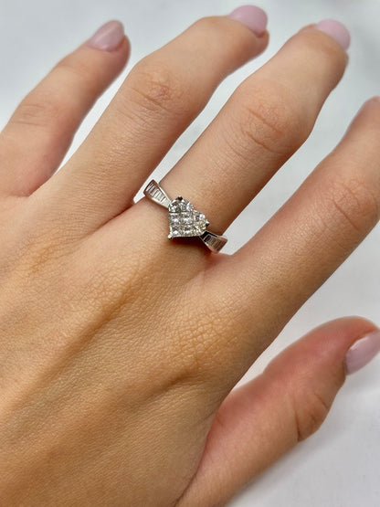 Solitaire cœur en or blanc 18 carats sublimé par un sertissage de diamants totalisant 0,79 carat. Cette bague élégante et romantique associe l’éclat de l’or blanc à la brillance des diamants pour un rendu raffiné. Un bijou intemporel, idéal pour célébrer un engagement, un anniversaire ou une occasion spéciale.