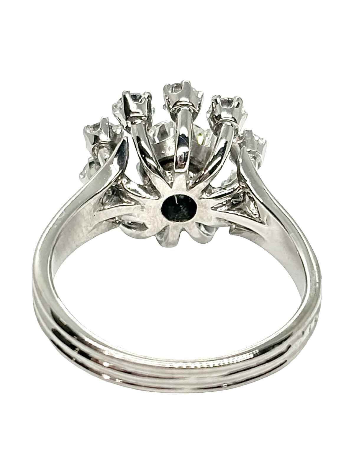 Bague solitaire en or blanc 18K sertie d’un diamant de 1,35 ct. Cette bague de joaillerie élégante met en valeur un diamant central lumineux, sublimé par l’éclat de l’or blanc 18 carats. Un modèle raffiné et intemporel, idéal comme bague de fiançailles ou bijou précieux à porter au quotidien. Cette bague diamant associe sophistication, élégance et savoir-faire joaillier pour une pièce délicate et lumineuse.