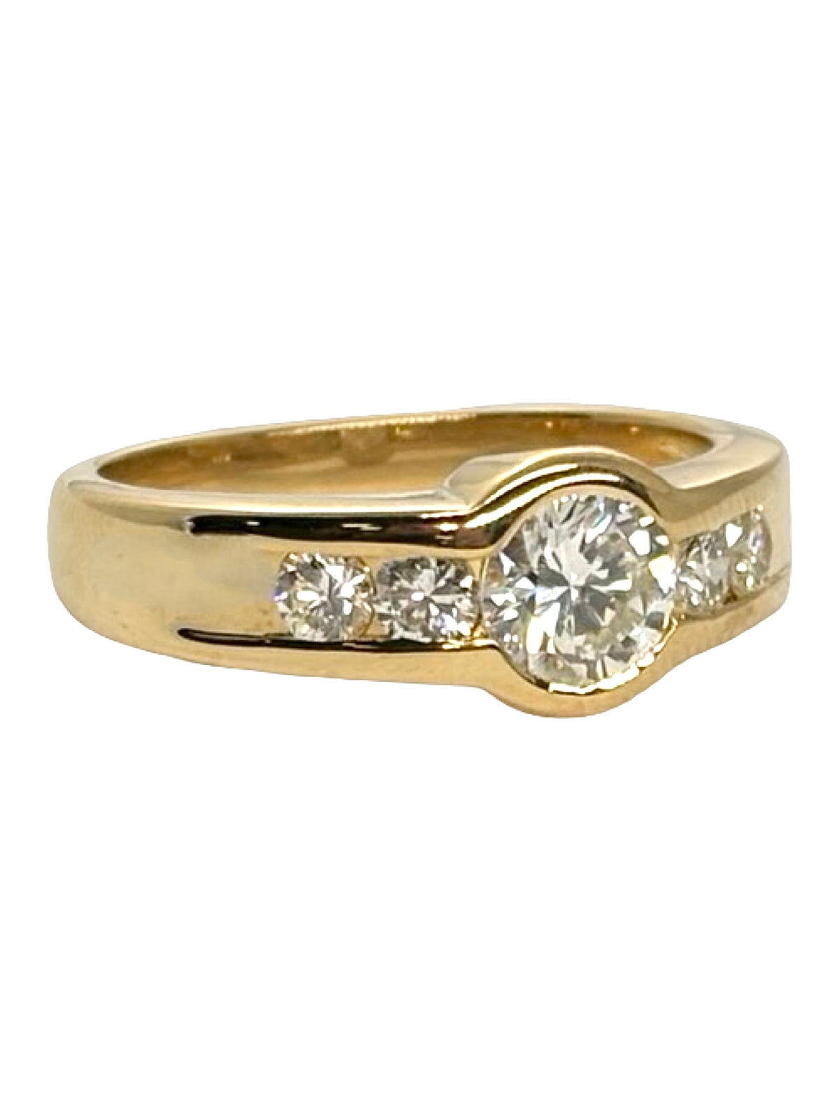 Bague solitaire en or jaune 18 carats (750/1000) sertie de diamants naturels. Cette bague en or jaune et diamants séduit par son élégance intemporelle et son design raffiné. La brillance des pierres précieuses s’associe harmonieusement à la chaleur de l’or jaune pour créer un bijou lumineux. Idéale comme bague de fiançailles, bague solitaire diamant ou bijou de joaillerie, elle apporte une touche de sophistication au quotidien comme lors d’occasions spéciales. 