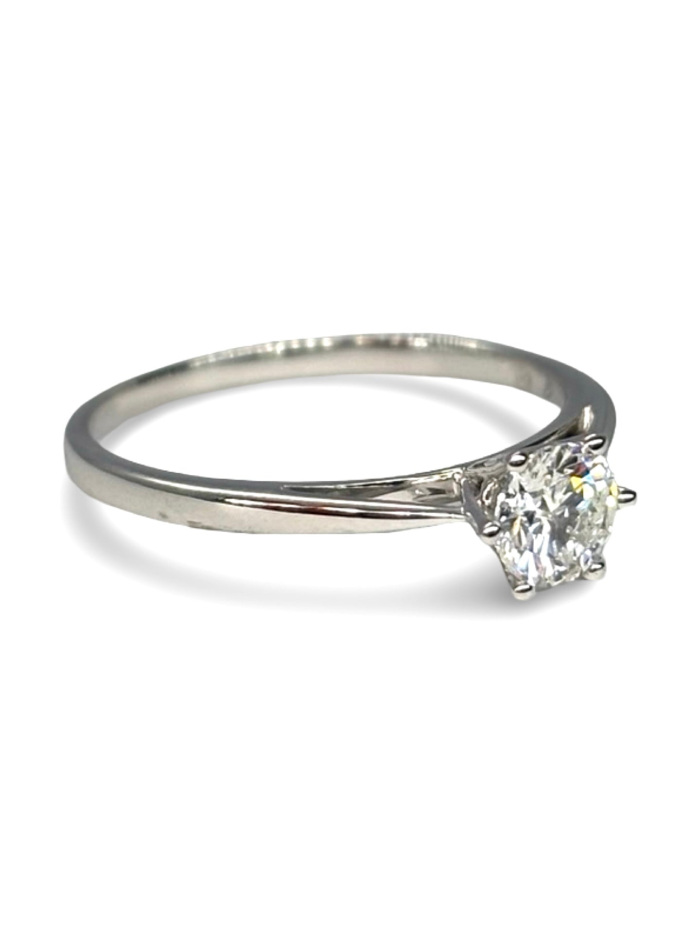 Solitaire en or blanc 18 carats avec diamant de 0,39 carat. Ce bijou raffiné met en valeur l’éclat pur du diamant et l’élégance de l’or blanc. Idéal pour un engagement ou une occasion spéciale, ce solitaire allie simplicité et sophistication, offrant une brillance intemporelle et un design classique qui sublime la main avec finesse et modernité.