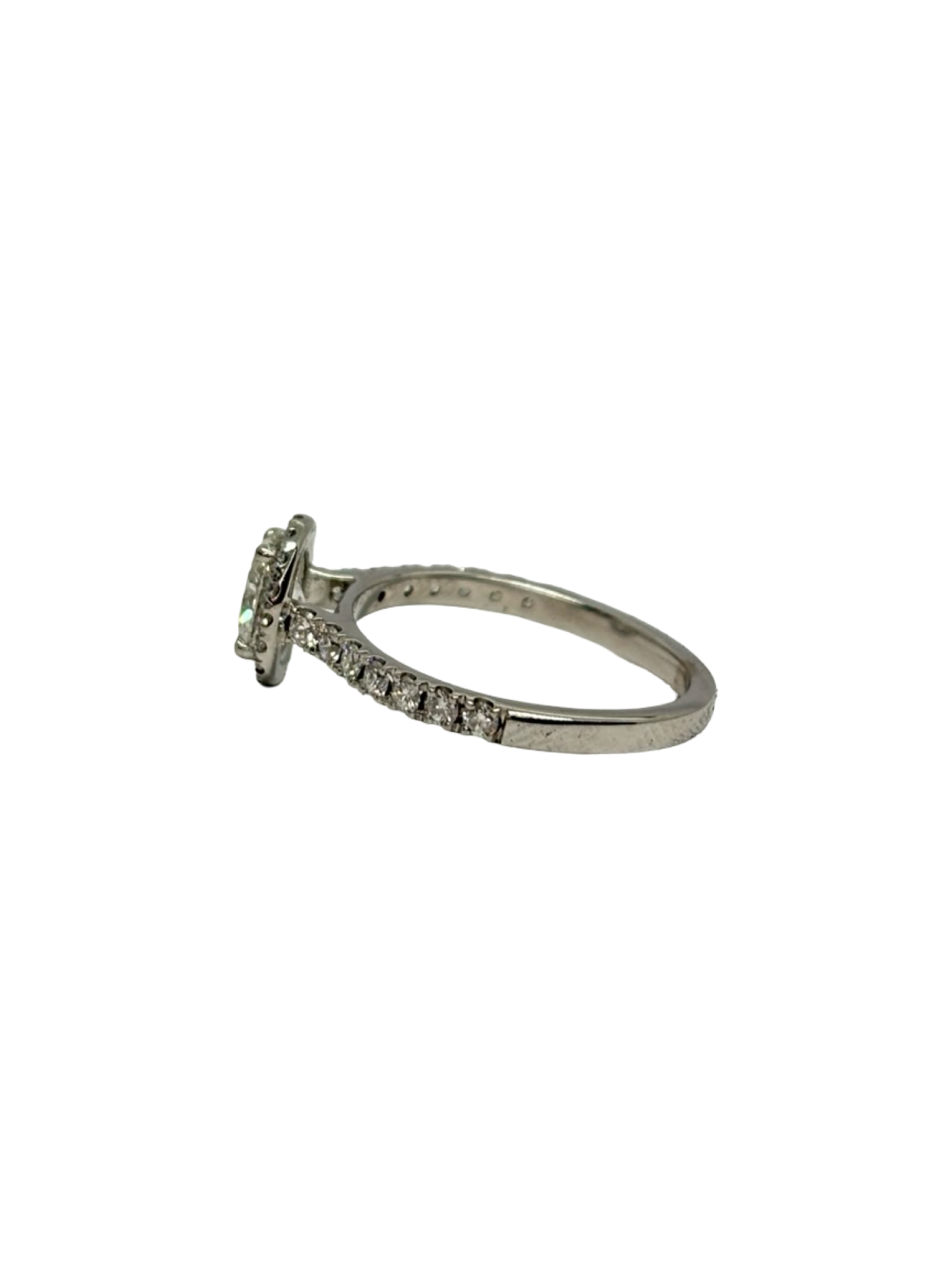 Bague solitaire en or blanc 18K ornée d’un diamant de 0,80 carat. Cette bague en or blanc 18 carats met en valeur un diamant central de 0,80 ct, idéal pour une demande en mariage, des fiançailles ou une occasion particulière. Son design intemporel et élégant sublime la pierre précieuse et apporte une touche de raffinement. Une bague solitaire en diamant délicate et lumineuse, parfaite pour celles qui recherchent un bijou classique et sophistiqué.