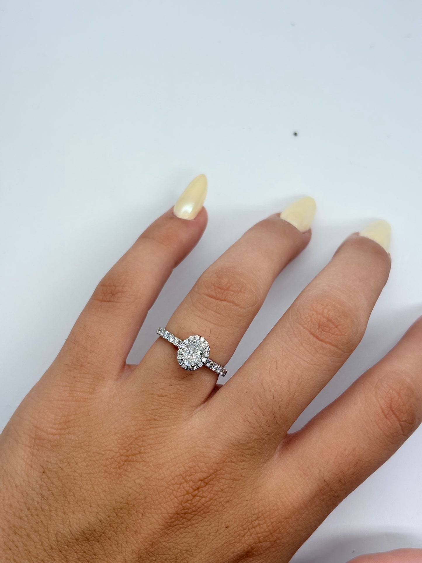 Bague solitaire en or blanc 18K ornée d’un diamant de 0,80 carat. Cette bague en or blanc 18 carats met en valeur un diamant central de 0,80 ct, idéal pour une demande en mariage, des fiançailles ou une occasion particulière. Son design intemporel et élégant sublime la pierre précieuse et apporte une touche de raffinement. Une bague solitaire en diamant délicate et lumineuse, parfaite pour celles qui recherchent un bijou classique et sophistiqué.