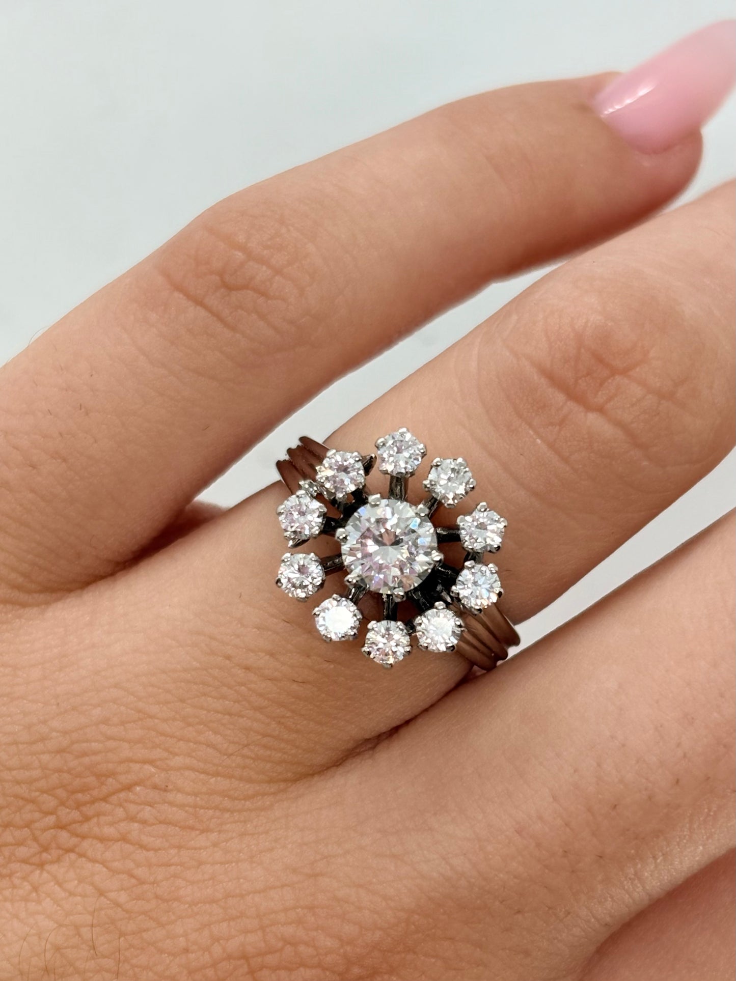 Bague solitaire en or blanc 18K sertie d’un diamant de 1,35 ct. Cette bague de joaillerie élégante met en valeur un diamant central lumineux, sublimé par l’éclat de l’or blanc 18 carats. Un modèle raffiné et intemporel, idéal comme bague de fiançailles ou bijou précieux à porter au quotidien. Cette bague diamant associe sophistication, élégance et savoir-faire joaillier pour une pièce délicate et lumineuse.