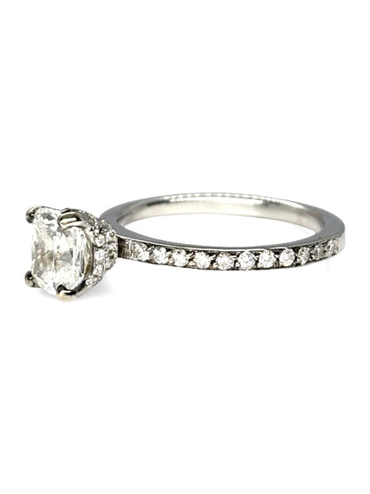 Solitaire en or blanc 18 carats serti d’un diamant de 1,3 carat. Ce bijou raffiné met en valeur l’éclat intense du diamant et l’élégance lumineuse de l’or blanc. Idéal pour un engagement ou une occasion spéciale, ce solitaire combine design classique et sophistication contemporaine, offrant une brillance remarquable qui sublime la main avec finesse et style.