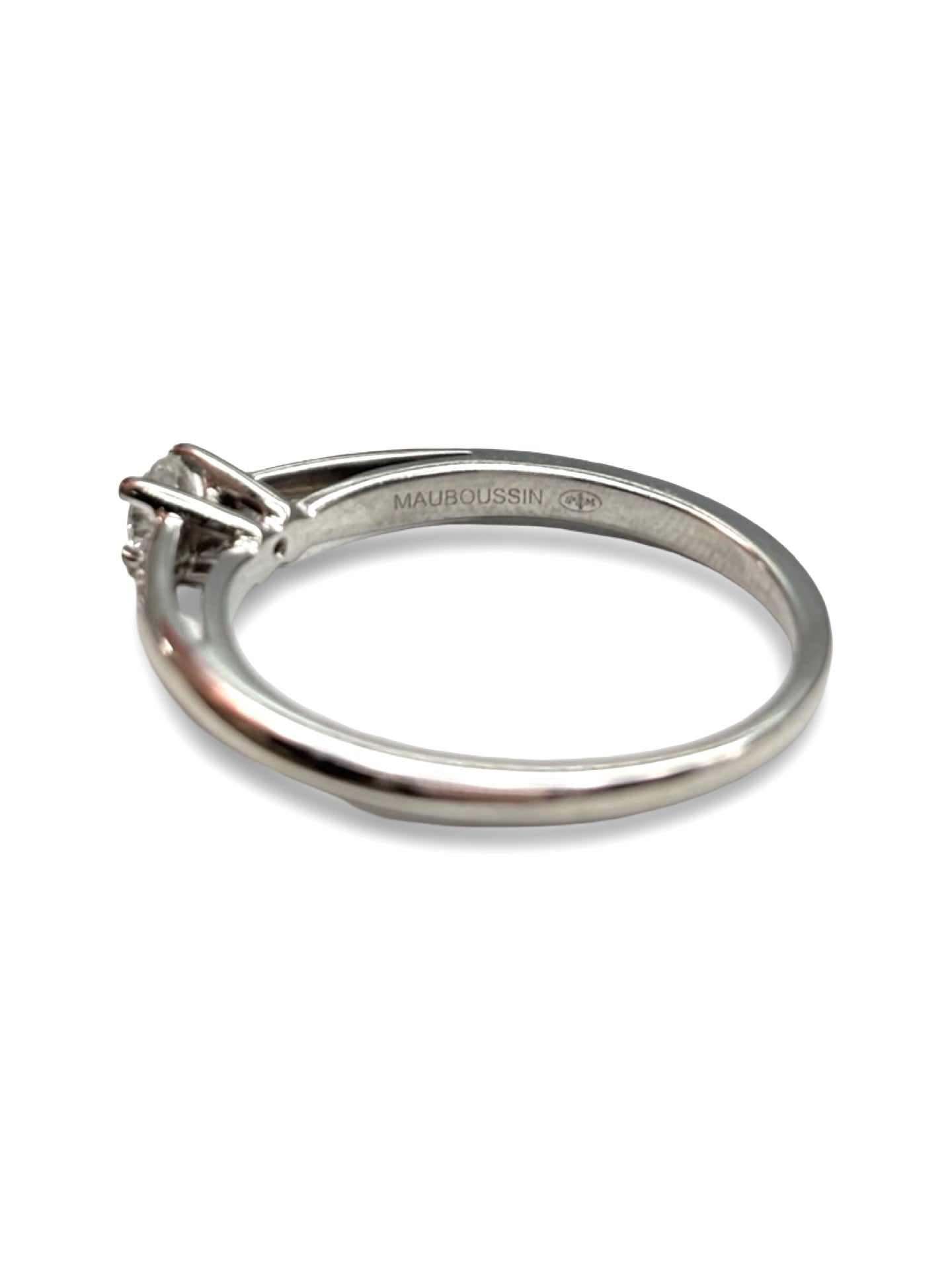 Solitaire « Tu es le sel de ma vie » en or blanc 18 carats serti de diamants. Bague élégante et romantique, symbole d’amour éternel, au design raffiné et lumineux. Idéale comme bague de fiançailles ou cadeau précieux, elle associe l’éclat des diamants à la pureté de l’or blanc pour une création intemporelle et sophistiquée.
