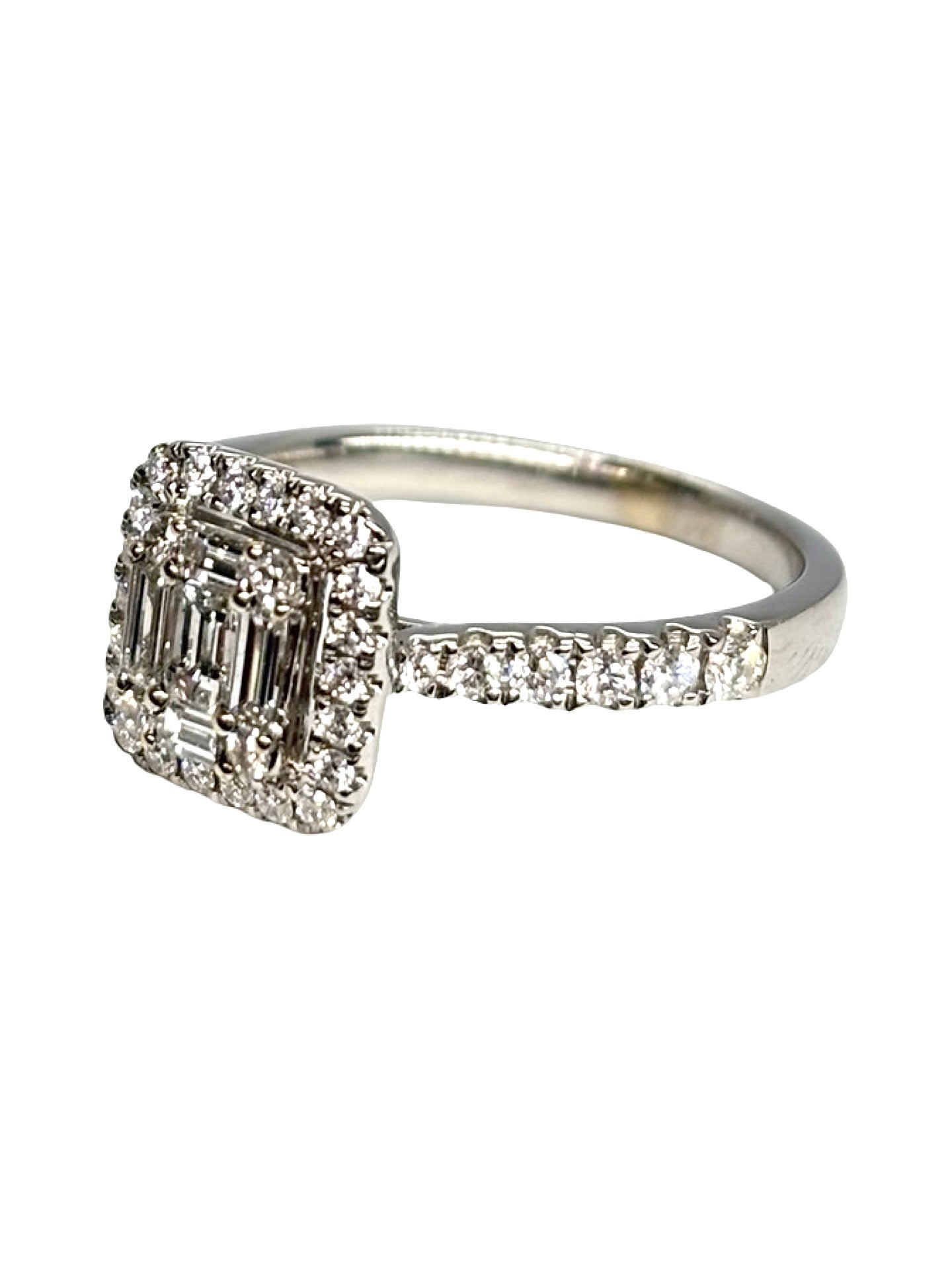 Solitaire en or blanc 18 carats serti d’un diamant de 0,67 carat. Cette bague élégante séduit par son éclat pur et la brillance raffinée de son diamant. Idéale comme bague de fiançailles ou bijou intemporel, elle incarne le charme classique et la sophistication discrète, apportant une touche précieuse et lumineuse à chaque instant.