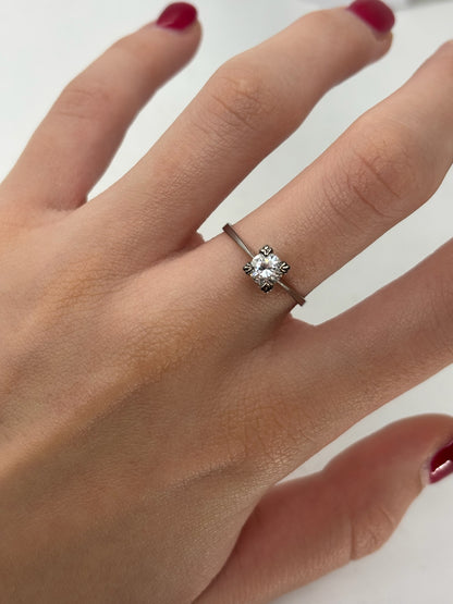 Solitaire en or blanc 18K serti d’un diamant de 0,50 carat, au design élégant et intemporel. Bague raffinée mettant en valeur l’éclat de la pierre centrale, idéale pour une demande en mariage ou un bijou précieux du quotidien. Monture en or blanc poli offrant une finition brillante et durable, parfaite pour sublimer la main avec discrétion et sophistication.