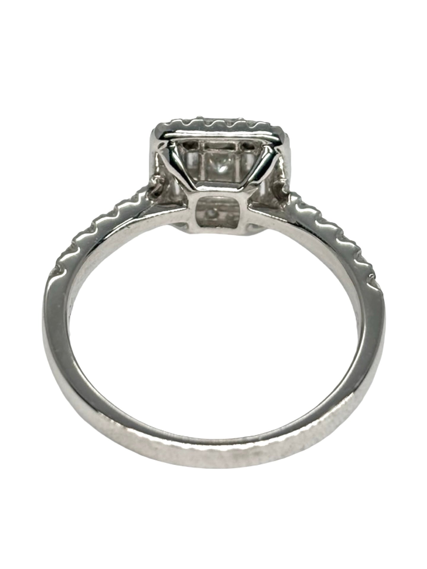 Solitaire en or blanc 18 carats serti d’un diamant de 0,67 carat. Cette bague élégante séduit par son éclat pur et la brillance raffinée de son diamant. Idéale comme bague de fiançailles ou bijou intemporel, elle incarne le charme classique et la sophistication discrète, apportant une touche précieuse et lumineuse à chaque instant.