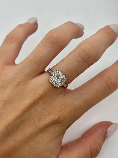 Bague solitaire en or blanc 18 carats sertie d'un diamant de 1,3 carat, au design intemporel et élégant. Cette bague met en valeur une pierre centrale éclatante grâce à une monture raffinée qui maximise sa brillance. Idéale comme bague de fiançailles ou bijou d'exception, elle associe la pureté de l'or blanc à l'éclat du diamant pour un style classique et sophistiqué.