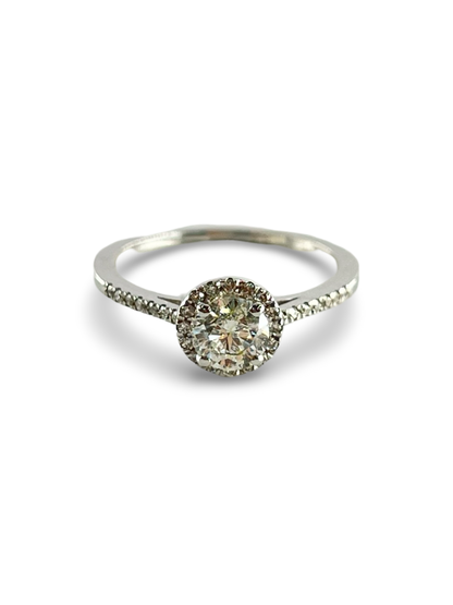 Découvrez notre élégante bague solitaire en or blanc, mise en valeur par un diamant naturel de 0,54 ct, qualité F-SI2. Ce bijou raffiné est sublimé par 12 petits diamants d’un poids total de 0,10 ct, ajoutant une touche de brillance subtile. Parfaite pour un cadeau spécial ou pour célébrer un moment unique, cette bague incarne l'élégance et la finesse.