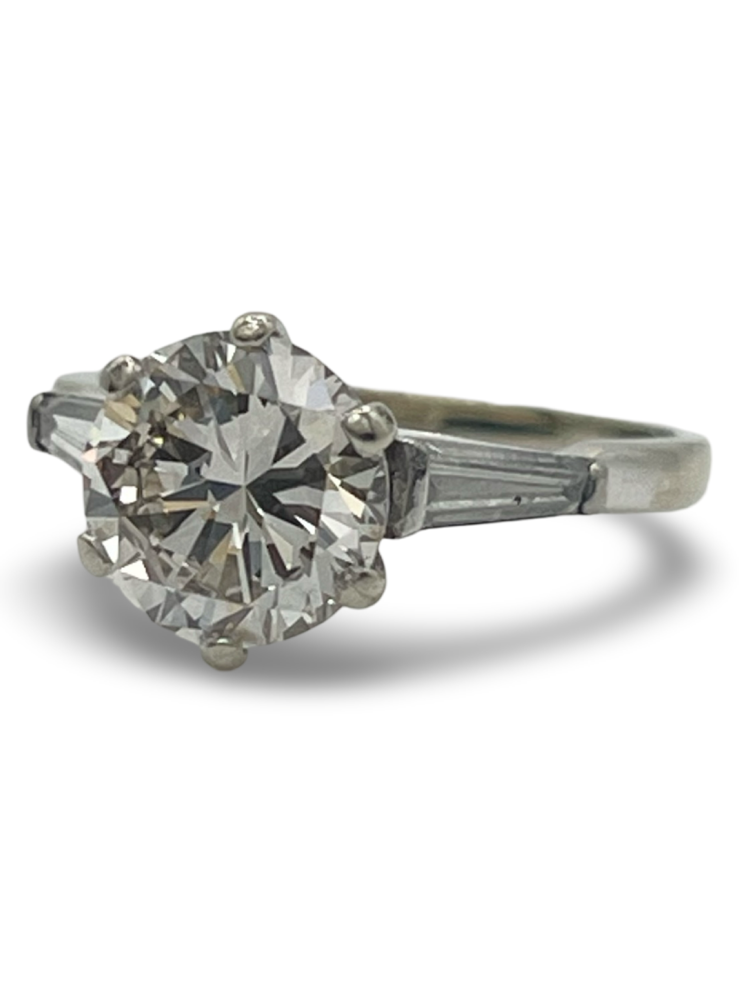 Cette bague solitaire en or blanc est sublimée par un diamant naturel taillé en rond de 1,92 ct, d'une qualité I-SI2, et accompagnée de deux diamants taillés en taper. Un écrin raffiné complète parfaitement cette pièce précieuse, idéale pour marquer un moment unique.