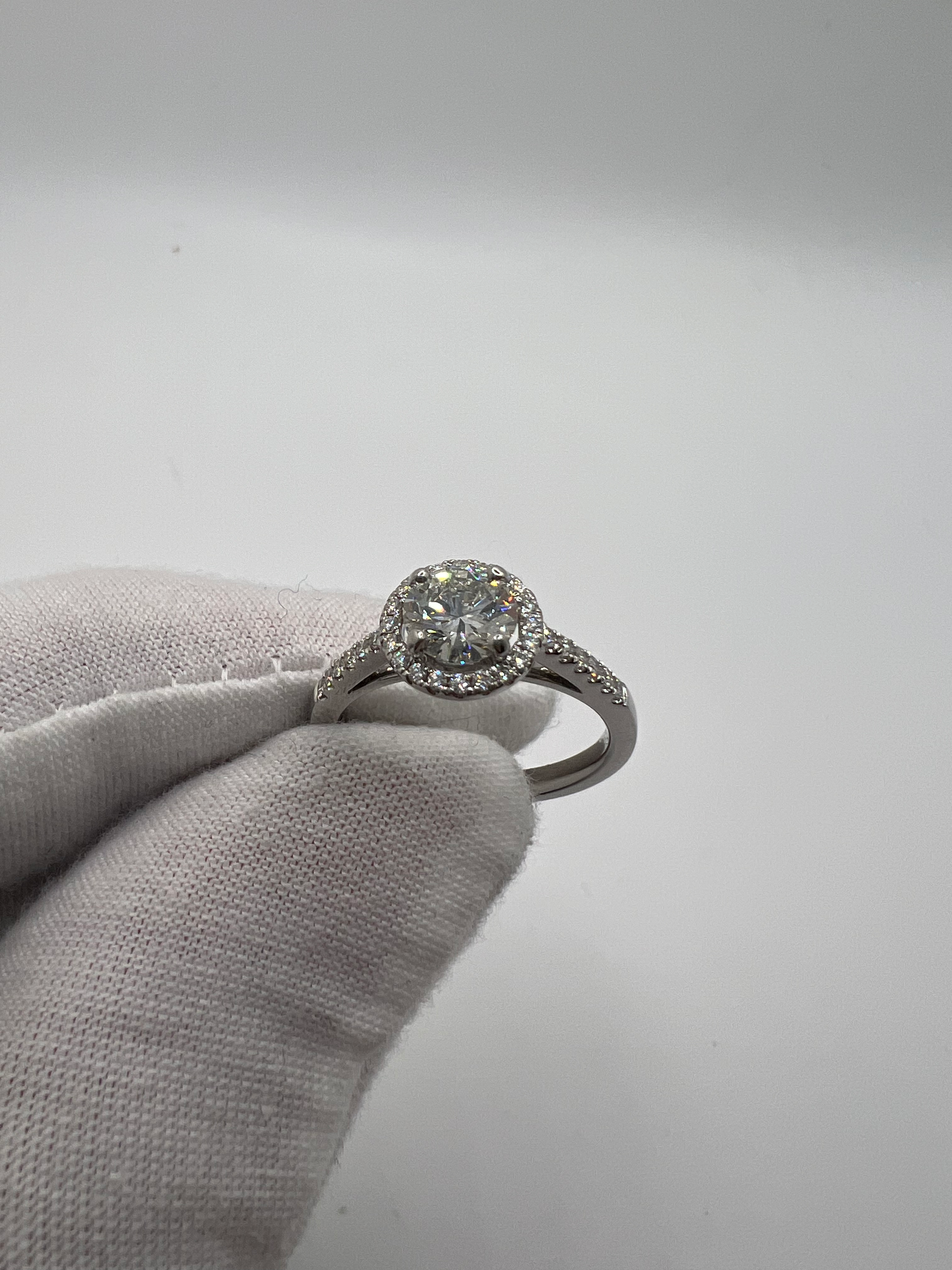 Découvrez cette élégante bague solitaire en or blanc, mettant en valeur un diamant naturel rond de 0,78 ct, qualité F-VVS2. Sublimée par 32 petits diamants de 0,01 ct chacun, cette bague est un choix parfait pour une occasion spéciale. Chaque bijou est soigneusement présenté dans un écrin raffiné, idéal pour un cadeau inoubliable.