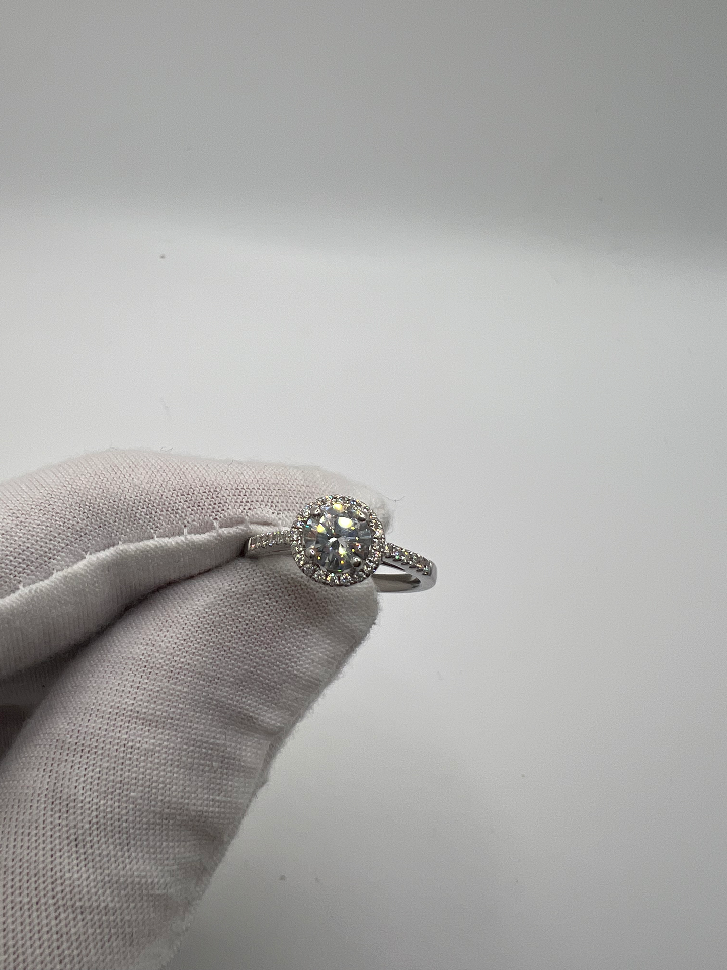 Découvrez cette élégante bague solitaire en or blanc, mettant en valeur un diamant naturel rond de 0,78 ct, qualité F-VVS2. Sublimée par 32 petits diamants de 0,01 ct chacun, cette bague est un choix parfait pour une occasion spéciale. Chaque bijou est soigneusement présenté dans un écrin raffiné, idéal pour un cadeau inoubliable.