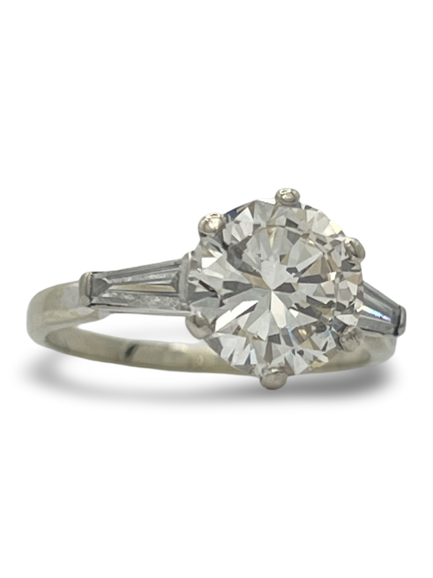 Cette bague solitaire en or blanc est sublimée par un diamant naturel taillé en rond de 1,92 ct, d'une qualité I-SI2, et accompagnée de deux diamants taillés en taper. Un écrin raffiné complète parfaitement cette pièce précieuse, idéale pour marquer un moment unique.