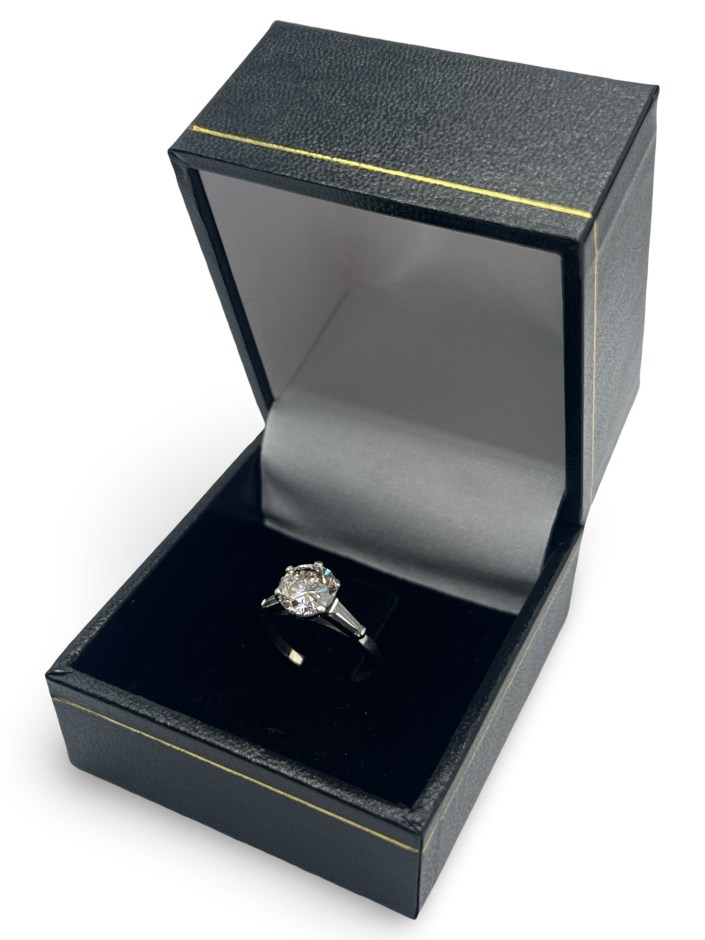 Cette bague solitaire en or blanc est sublimée par un diamant naturel taillé en rond de 1,92 ct, d'une qualité I-SI2, et accompagnée de deux diamants taillés en taper. Un écrin raffiné complète parfaitement cette pièce précieuse, idéale pour marquer un moment unique.







