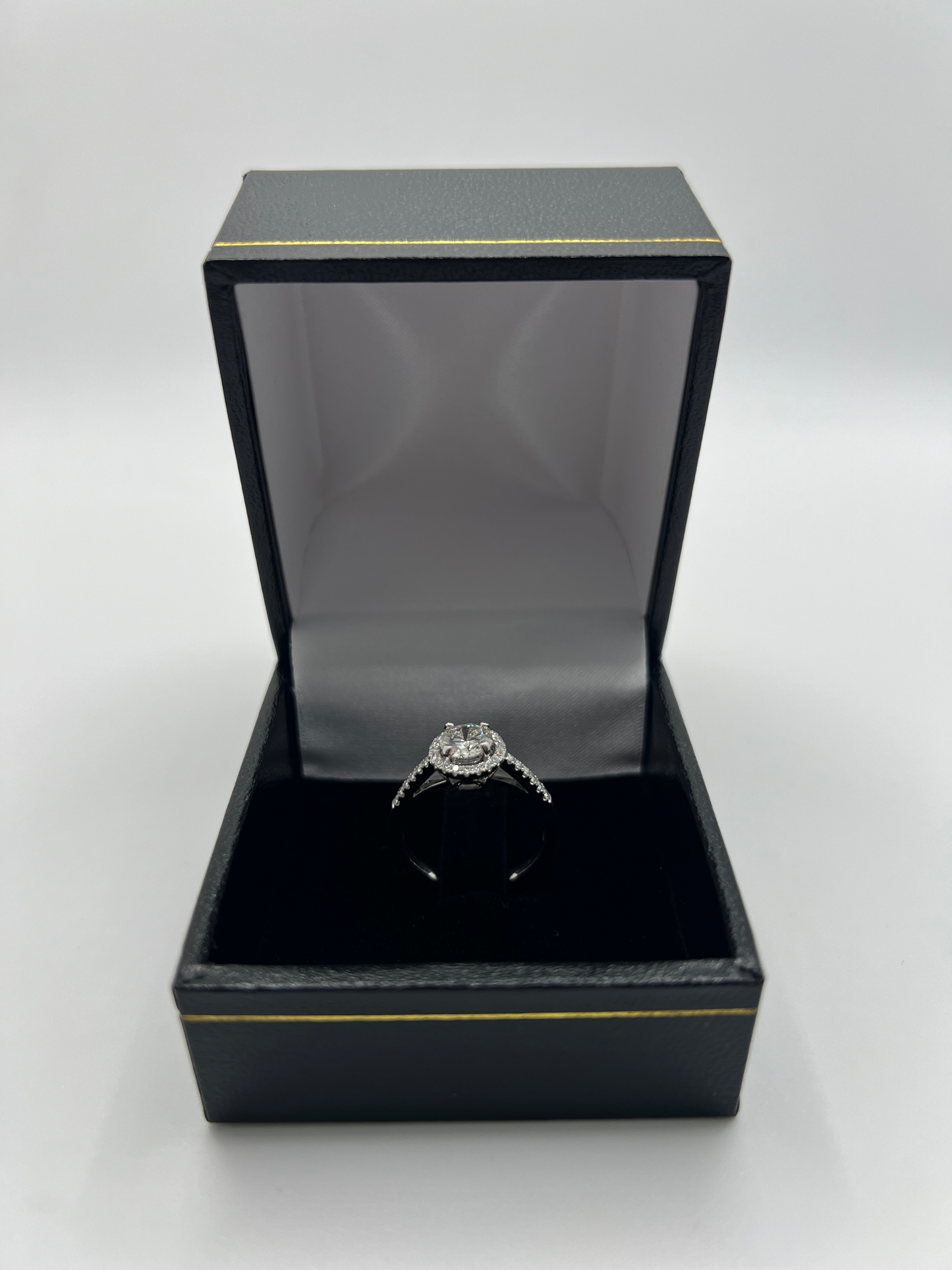 Découvrez cette élégante bague solitaire en or blanc, mettant en valeur un diamant naturel rond de 0,78 ct, qualité F-VVS2. Sublimée par 32 petits diamants de 0,01 ct chacun, cette bague est un choix parfait pour une occasion spéciale. Chaque bijou est soigneusement présenté dans un écrin raffiné, idéal pour un cadeau inoubliable.