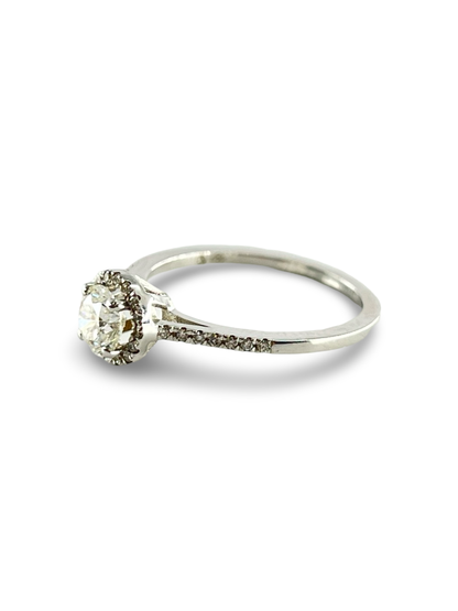Découvrez notre élégante bague solitaire en or blanc, mise en valeur par un diamant naturel de 0,54 ct, qualité F-SI2. Ce bijou raffiné est sublimé par 12 petits diamants d’un poids total de 0,10 ct, ajoutant une touche de brillance subtile. Parfaite pour un cadeau spécial ou pour célébrer un moment unique, cette bague incarne l'élégance et la finesse.