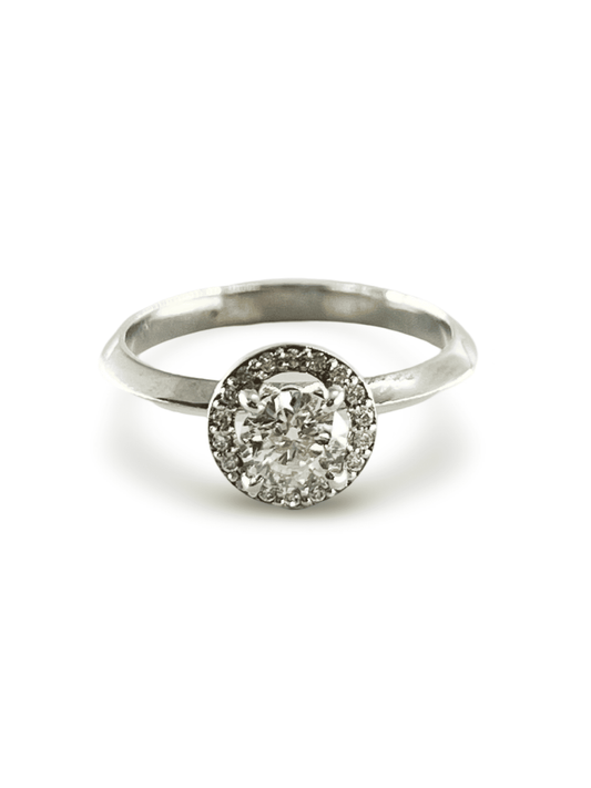 Bague solitaire en or blanc sublimée par un diamant central de 0,50 ct (F-Si2), accompagnée de 18 diamants délicats pour un éclat total de 0,09 ct. Élégance intemporelle et raffinement, cette bague en diamant incarne le luxe et le romantisme. Parfaite pour une demande en mariage, un cadeau d’exception ou un symbole d’amour éternel.