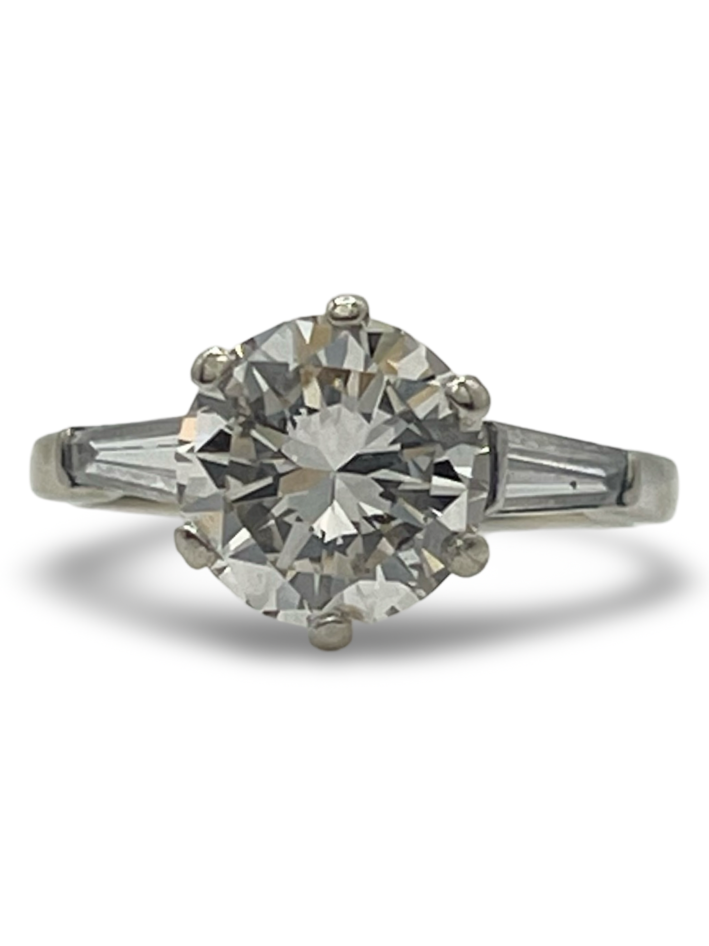 Cette bague solitaire en or blanc est sublimée par un diamant naturel taillé en rond de 1,92 ct, d'une qualité I-SI2, et accompagnée de deux diamants taillés en taper. Un écrin raffiné complète parfaitement cette pièce précieuse, idéale pour marquer un moment unique.