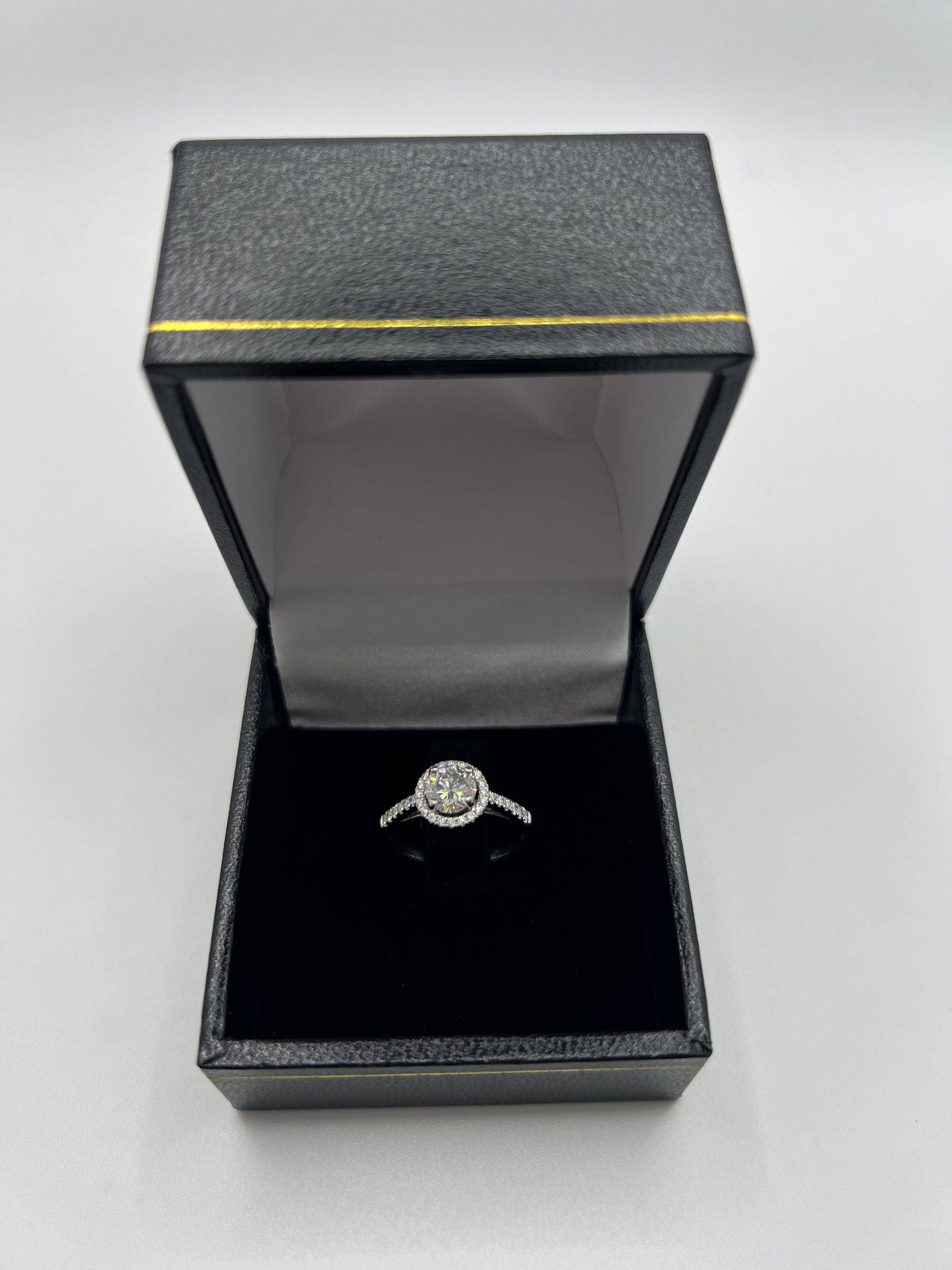 Découvrez cette élégante bague solitaire en or blanc, mettant en valeur un diamant naturel rond de 0,78 ct, qualité F-VVS2. Sublimée par 32 petits diamants de 0,01 ct chacun, cette bague est un choix parfait pour une occasion spéciale. Chaque bijou est soigneusement présenté dans un écrin raffiné, idéal pour un cadeau inoubliable.