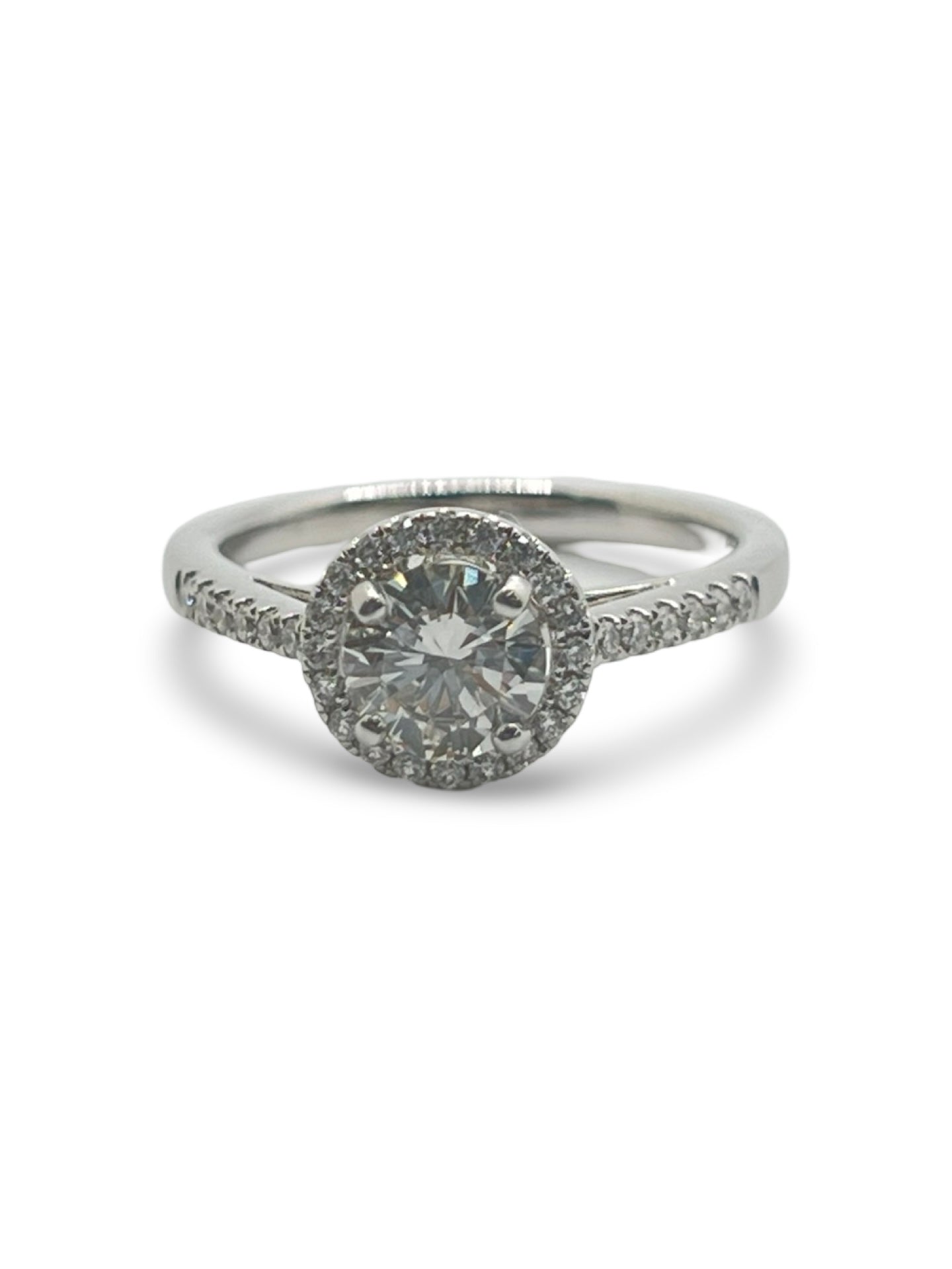 Découvrez cette élégante bague solitaire en or blanc, mettant en valeur un diamant naturel rond de 0,78 ct, qualité F-VVS2. Sublimée par 32 petits diamants de 0,01 ct chacun, cette bague est un choix parfait pour une occasion spéciale. Chaque bijou est soigneusement présenté dans un écrin raffiné, idéal pour un cadeau inoubliable.