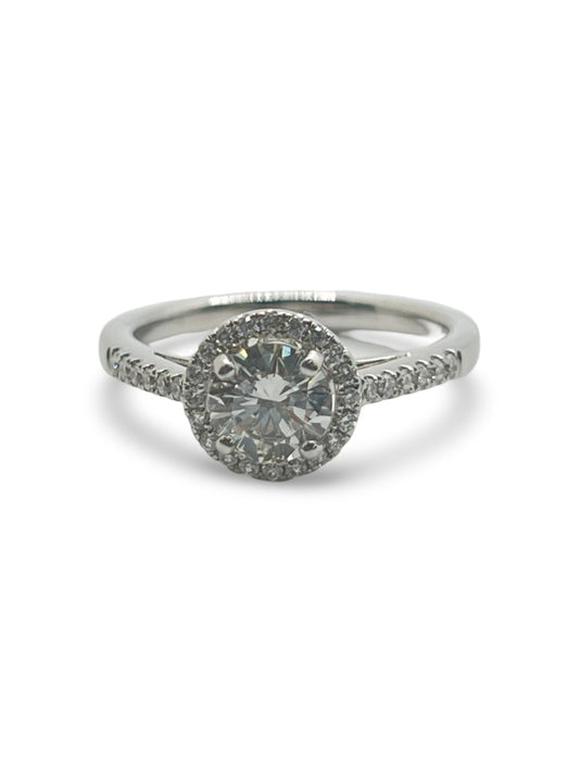 Découvrez cette élégante bague solitaire en or blanc, mettant en valeur un diamant naturel rond de 0,78 ct, qualité F-VVS2. Sublimée par 32 petits diamants de 0,01 ct chacun, cette bague est un choix parfait pour une occasion spéciale. Chaque bijou est soigneusement présenté dans un écrin raffiné, idéal pour un cadeau inoubliable.
