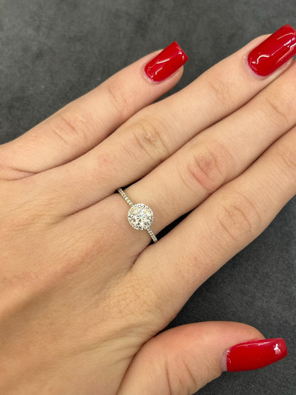 Découvrez notre élégante bague solitaire en or blanc, mise en valeur par un diamant naturel de 0,54 ct, qualité F-SI2. Ce bijou raffiné est sublimé par 12 petits diamants d’un poids total de 0,10 ct, ajoutant une touche de brillance subtile. Parfaite pour un cadeau spécial ou pour célébrer un moment unique, cette bague incarne l'élégance et la finesse.