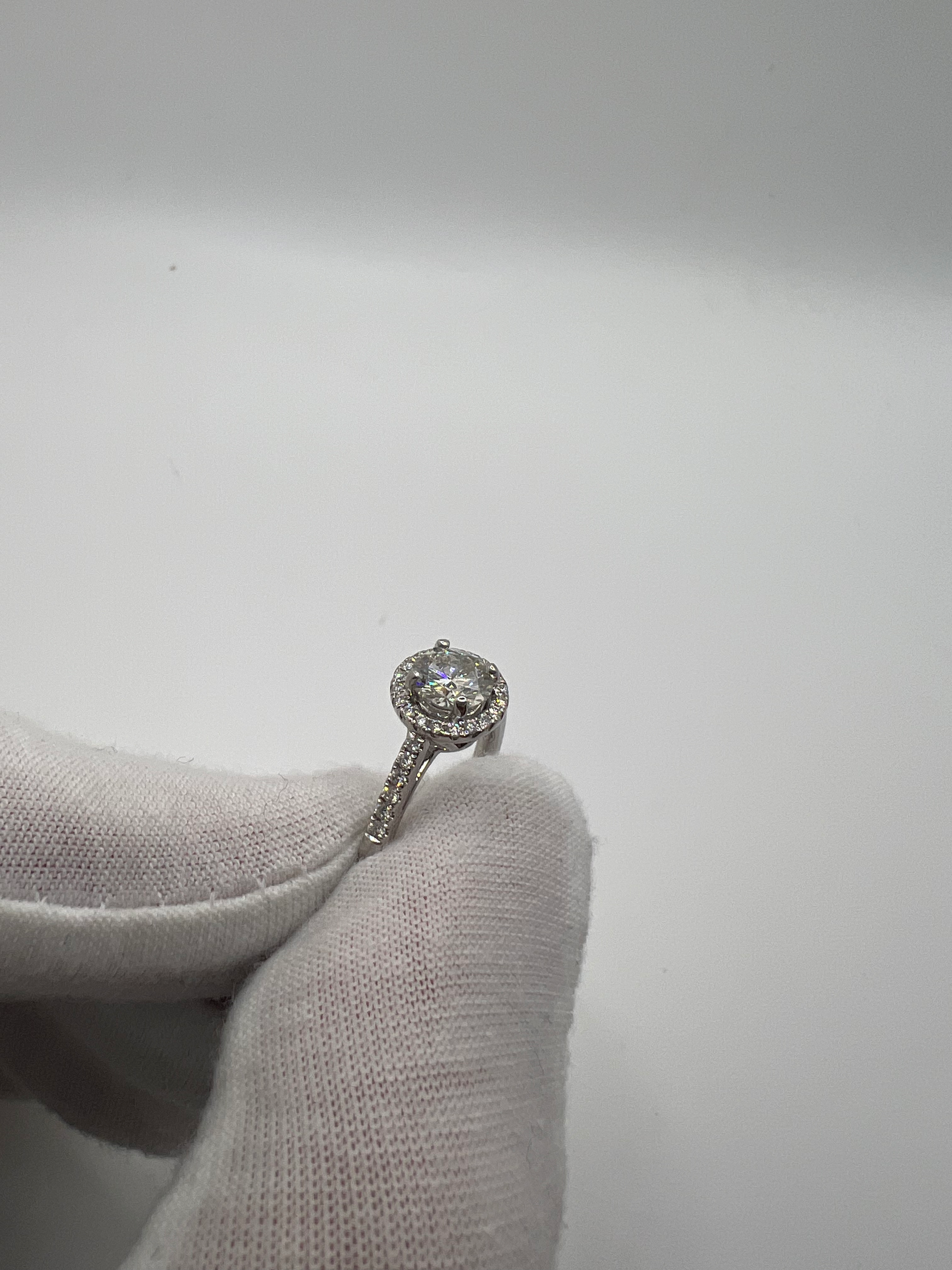 Découvrez cette élégante bague solitaire en or blanc, mettant en valeur un diamant naturel rond de 0,78 ct, qualité F-VVS2. Sublimée par 32 petits diamants de 0,01 ct chacun, cette bague est un choix parfait pour une occasion spéciale. Chaque bijou est soigneusement présenté dans un écrin raffiné, idéal pour un cadeau inoubliable.