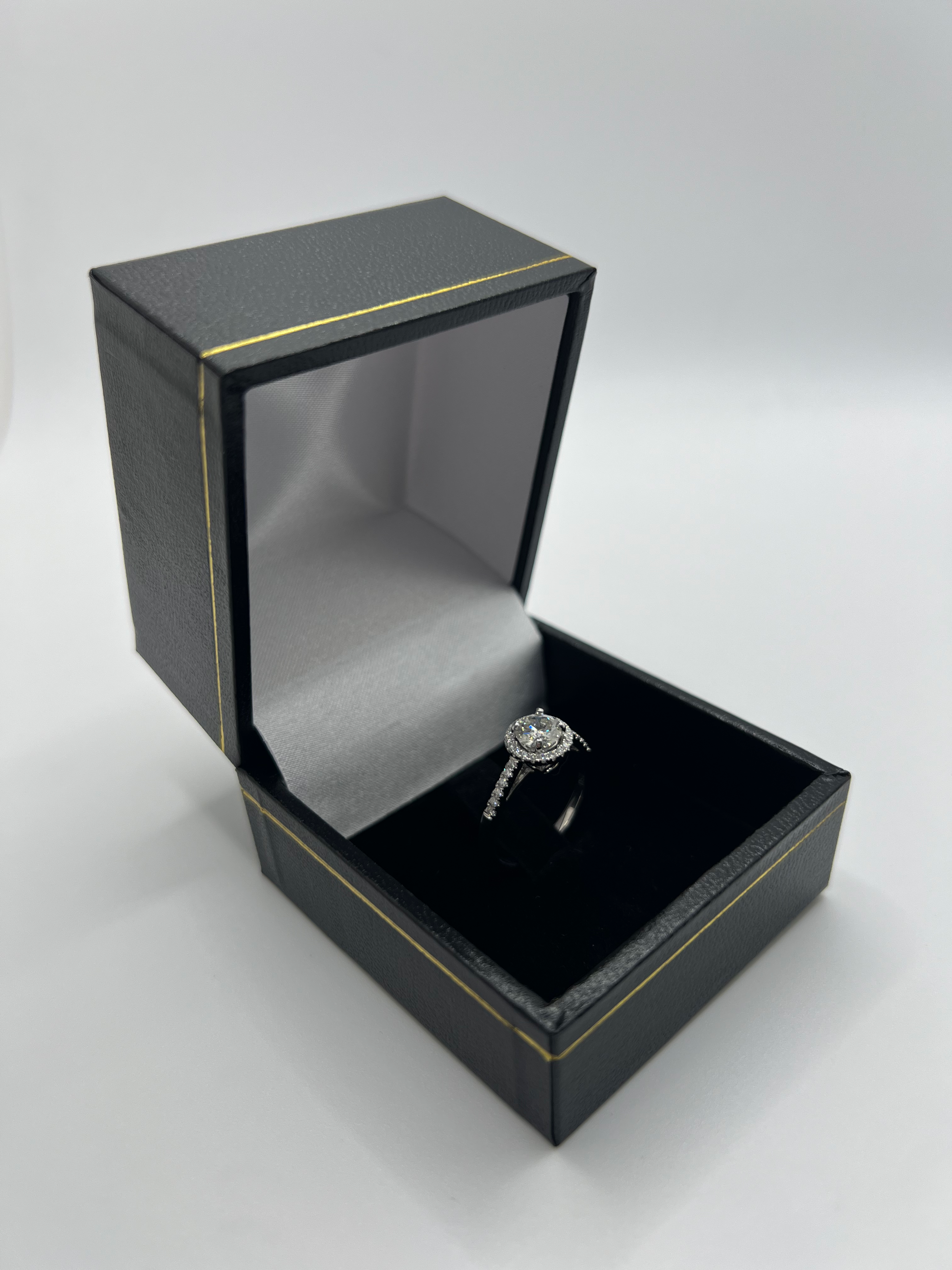 Découvrez cette élégante bague solitaire en or blanc, mettant en valeur un diamant naturel rond de 0,78 ct, qualité F-VVS2. Sublimée par 32 petits diamants de 0,01 ct chacun, cette bague est un choix parfait pour une occasion spéciale. Chaque bijou est soigneusement présenté dans un écrin raffiné, idéal pour un cadeau inoubliable.