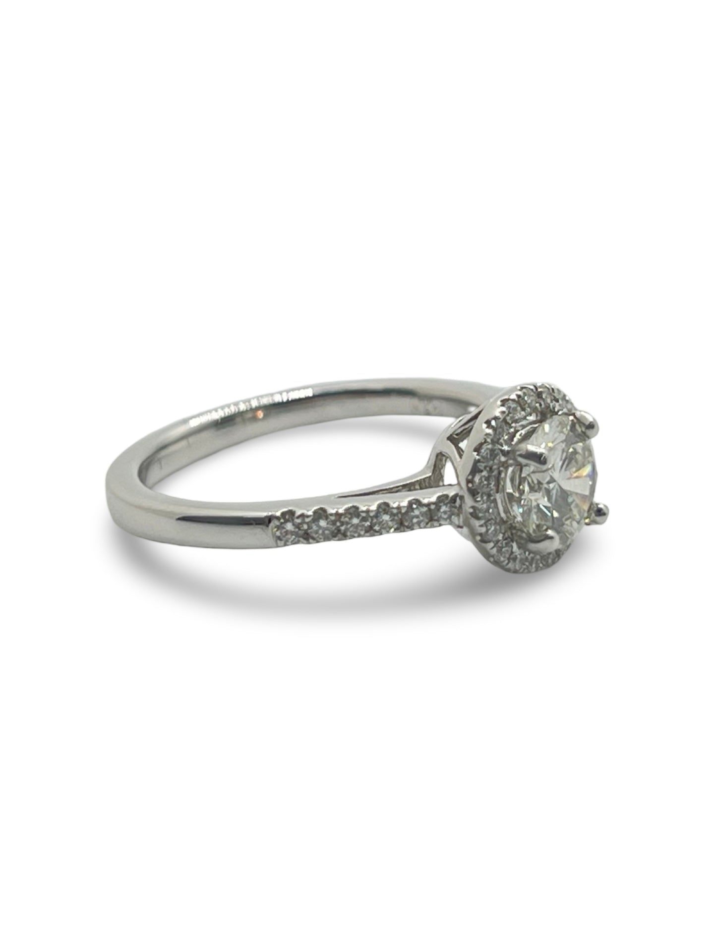 Découvrez cette élégante bague solitaire en or blanc, mettant en valeur un diamant naturel rond de 0,78 ct, qualité F-VVS2. Sublimée par 32 petits diamants de 0,01 ct chacun, cette bague est un choix parfait pour une occasion spéciale. Chaque bijou est soigneusement présenté dans un écrin raffiné, idéal pour un cadeau inoubliable.